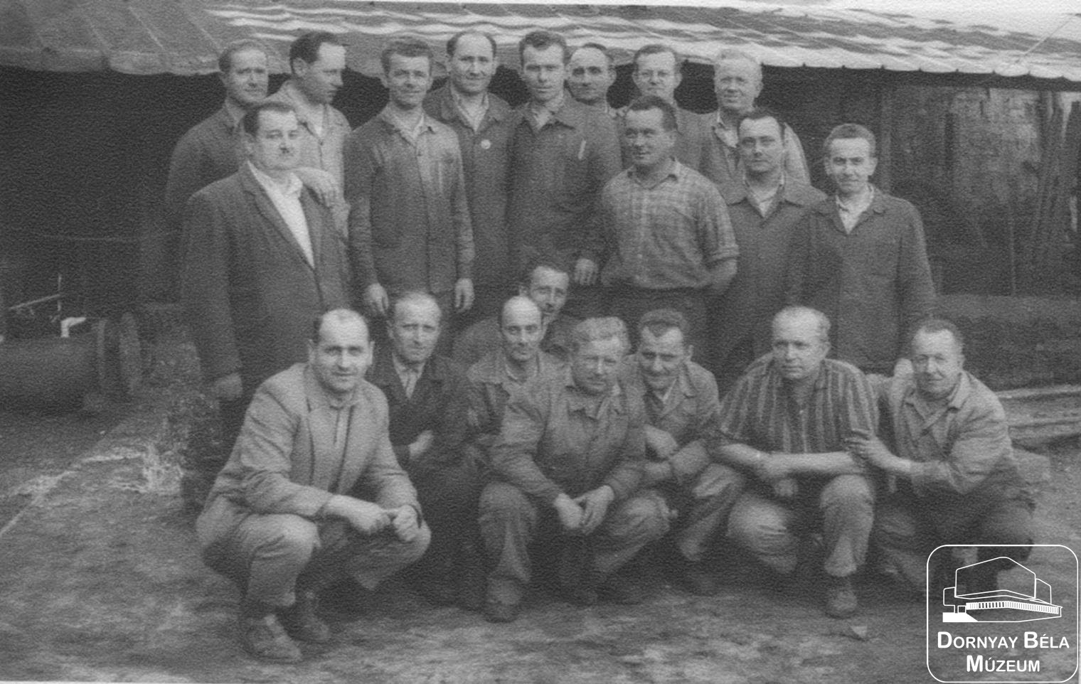 Acélgyári munkásokból álló csoportkép (Dornyay Béla Múzeum, Salgótarján CC BY-NC-SA)