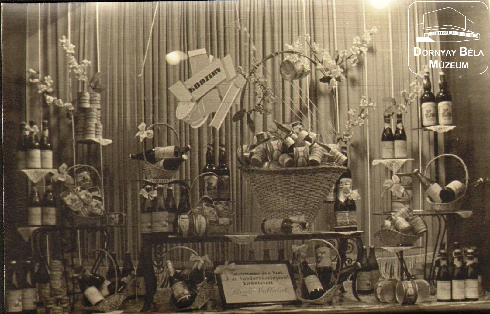 Régi csemegebolt kirakata (Dornyay Béla Múzeum, Salgótarján CC BY-NC-SA)