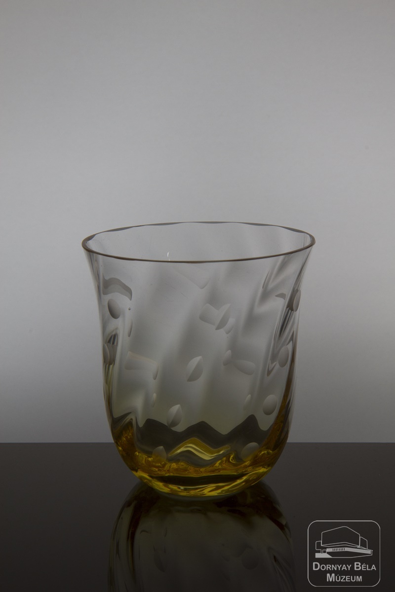 Koktélos pohár (Dornyay Béla Múzeum, Salgótarján CC BY-NC-SA)