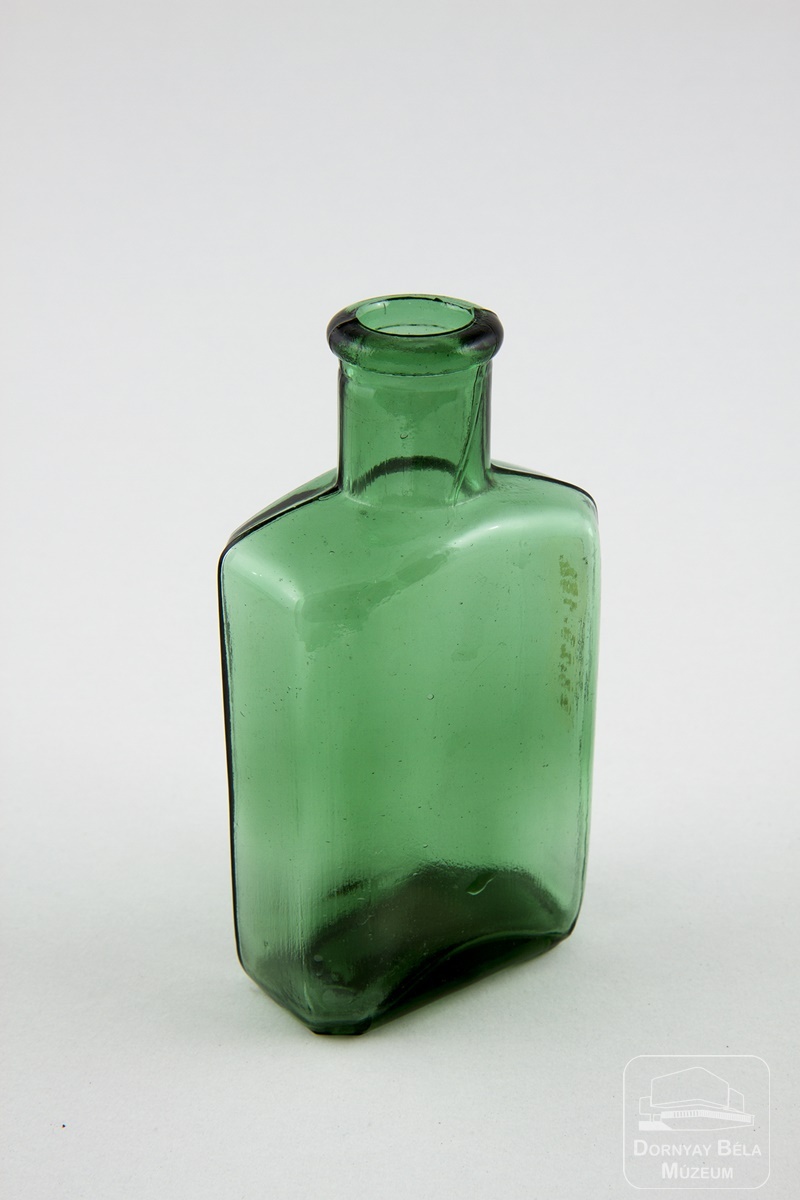Gyógyszeres üveg (Dornyay Béla Múzeum, Salgótarján CC BY-NC-SA)