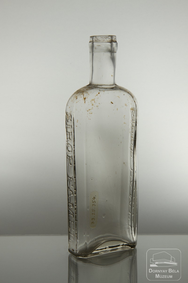 Gyógylikőrös üveg (Dornyay Béla Múzeum, Salgótarján CC BY-NC-SA)