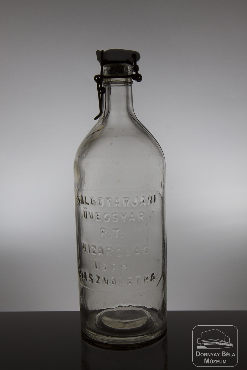 Csatos üvegpalack (Dornyay Béla Múzeum, Salgótarján CC BY-NC-SA)