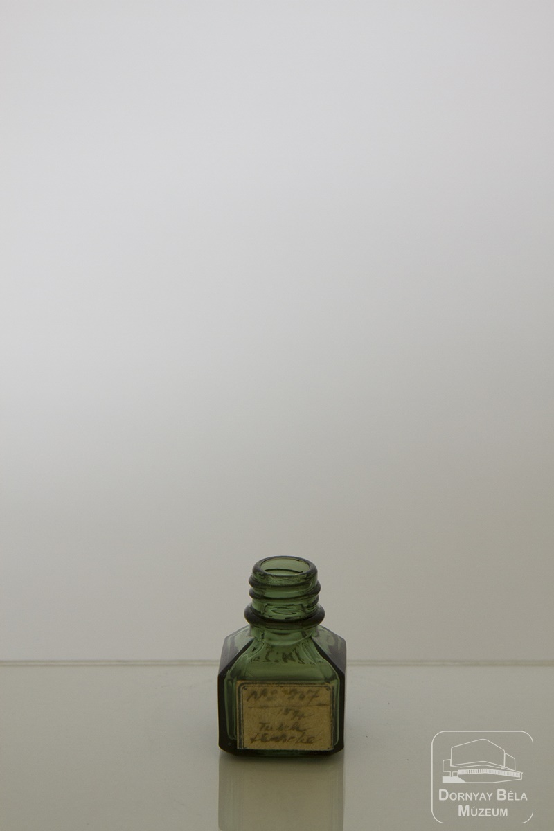 Tustintás üveg (Dornyay Béla Múzeum, Salgótarján CC BY-NC-SA)