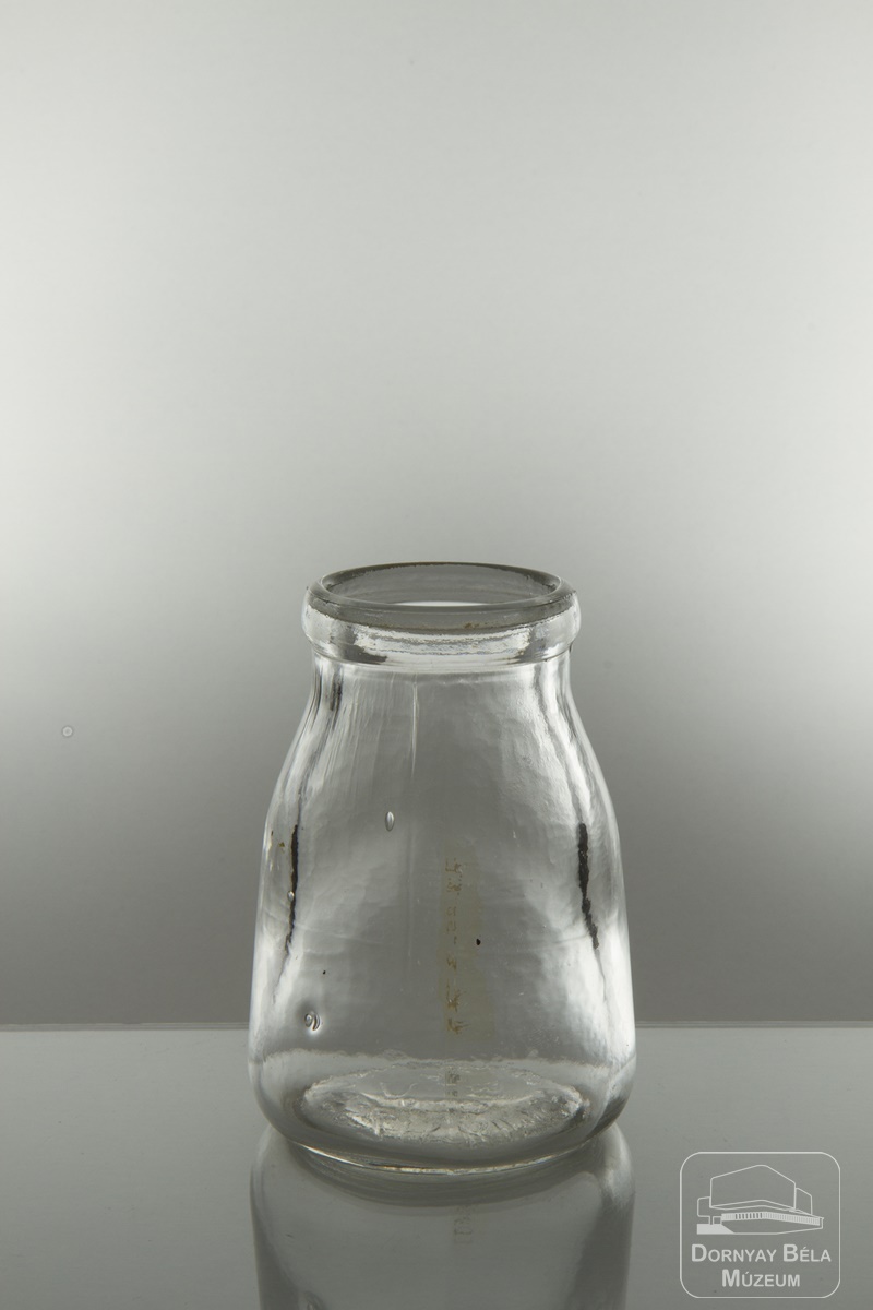 Joghurtos üveg (Dornyay Béla Múzeum, Salgótarján CC BY-NC-SA)