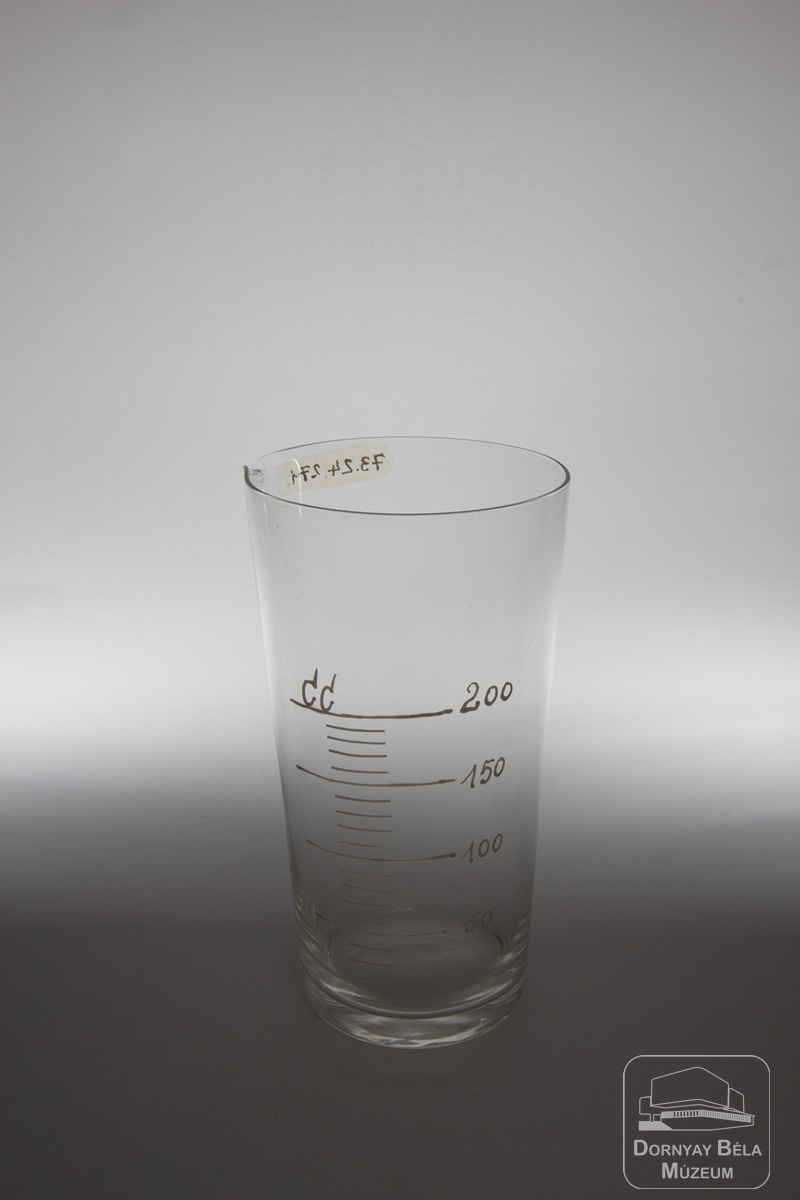 Vegyszer mérő pohár (Dornyay Béla Múzeum, Salgótarján CC BY-NC-SA)