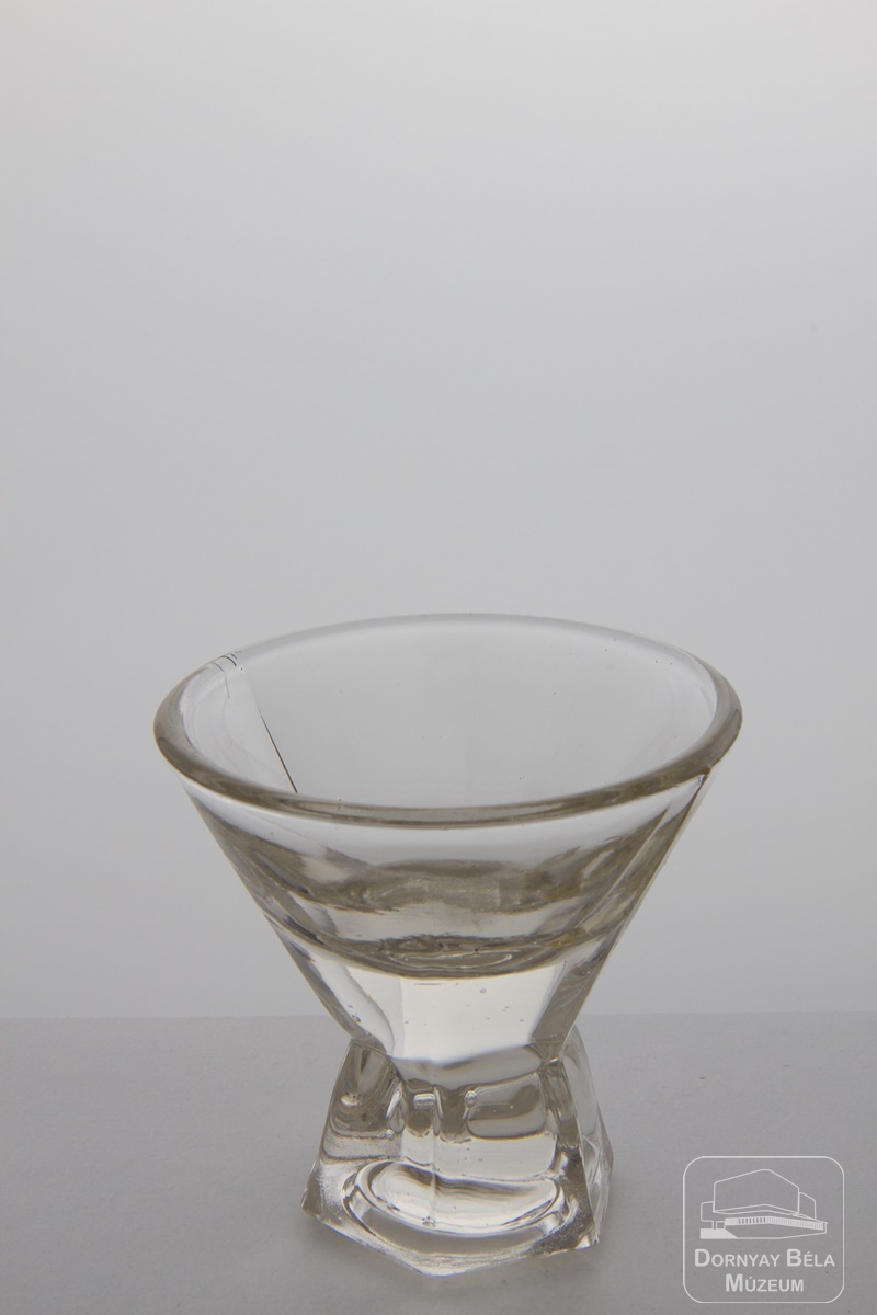 Likőrös pohár (Dornyay Béla Múzeum, Salgótarján CC BY-NC-SA)