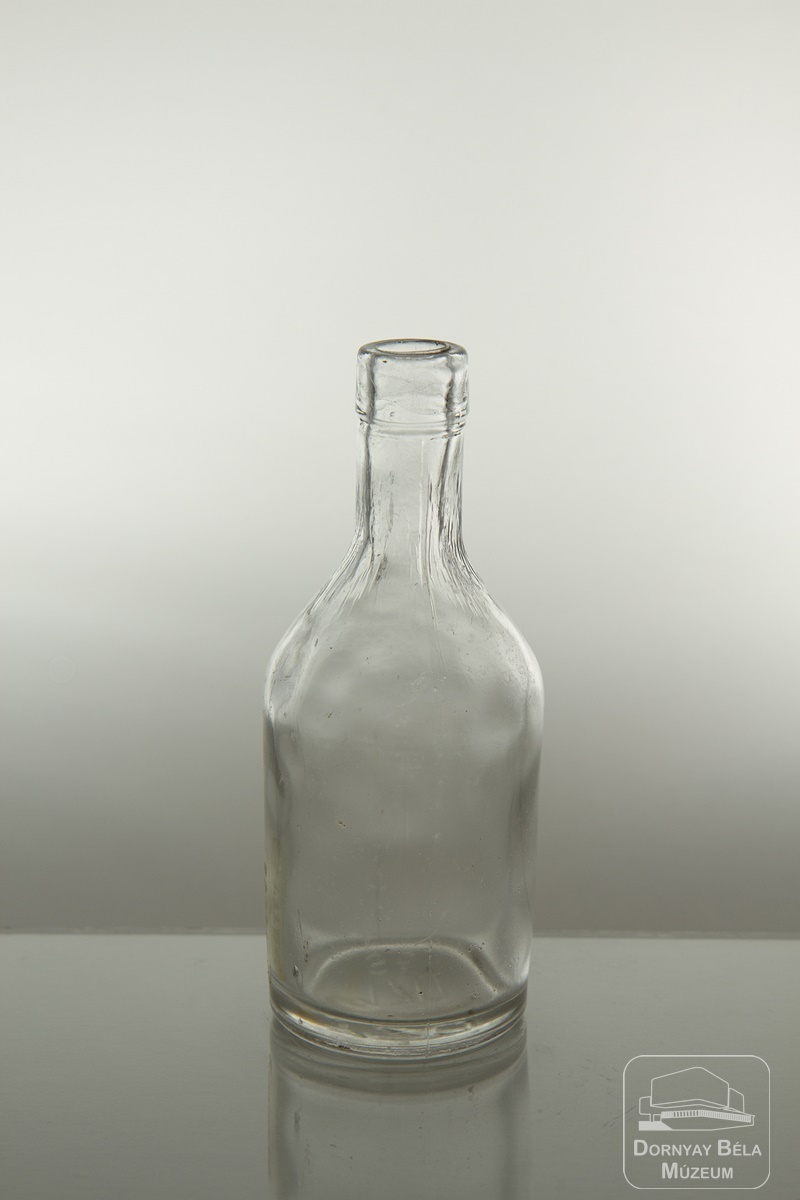 Sósborszeszes üveg (Dornyay Béla Múzeum, Salgótarján CC BY-NC-SA)