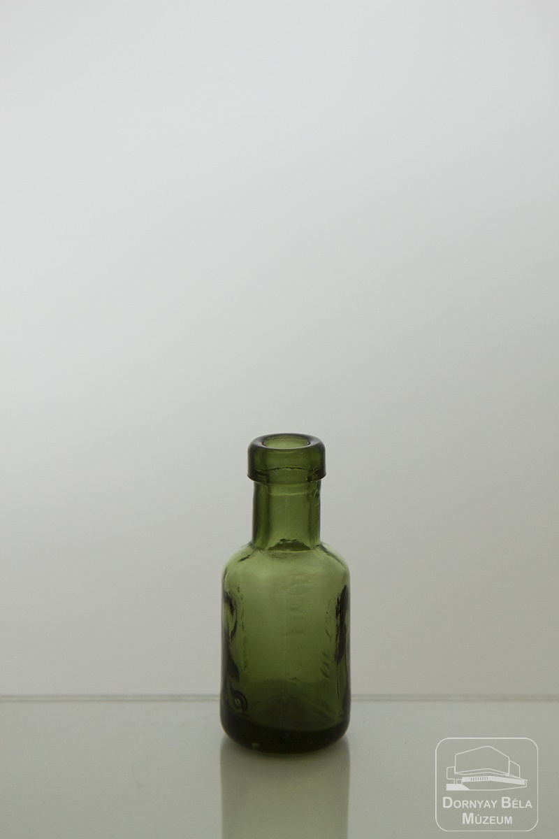 Eszenciás üveg (Dornyay Béla Múzeum, Salgótarján CC BY-NC-SA)
