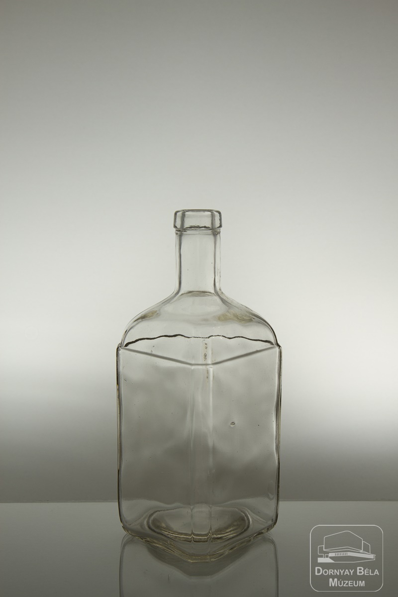 Üvegpalack (Dornyay Béla Múzeum, Salgótarján CC BY-NC-SA)