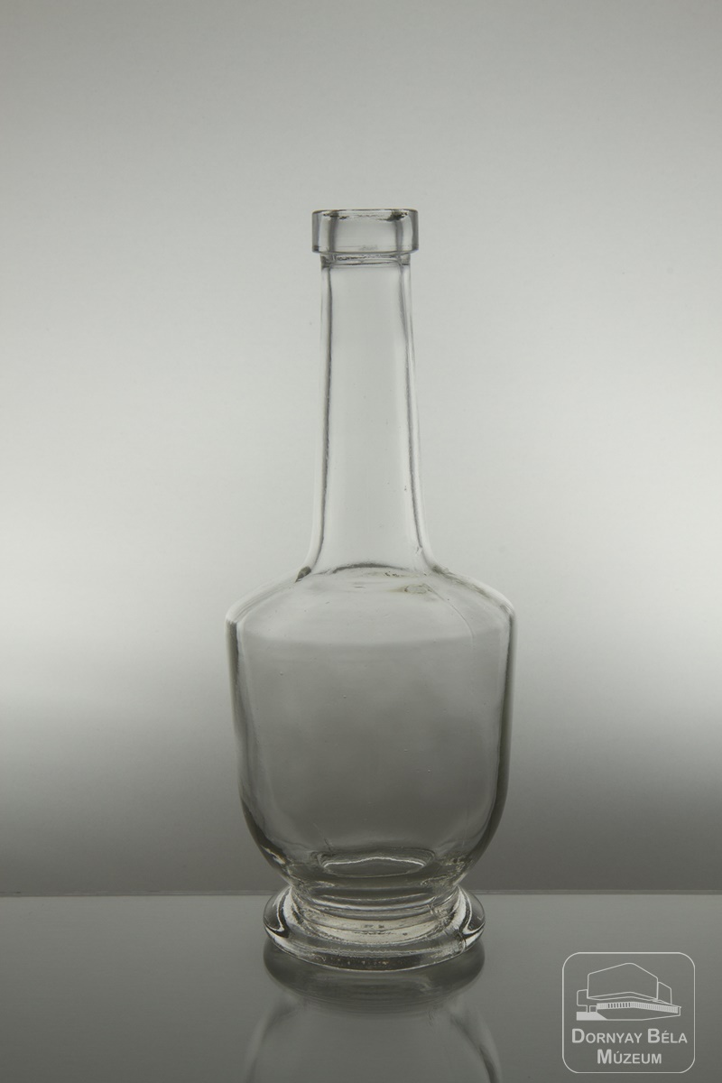 Likőrös üveg (Dornyay Béla Múzeum, Salgótarján CC BY-NC-SA)