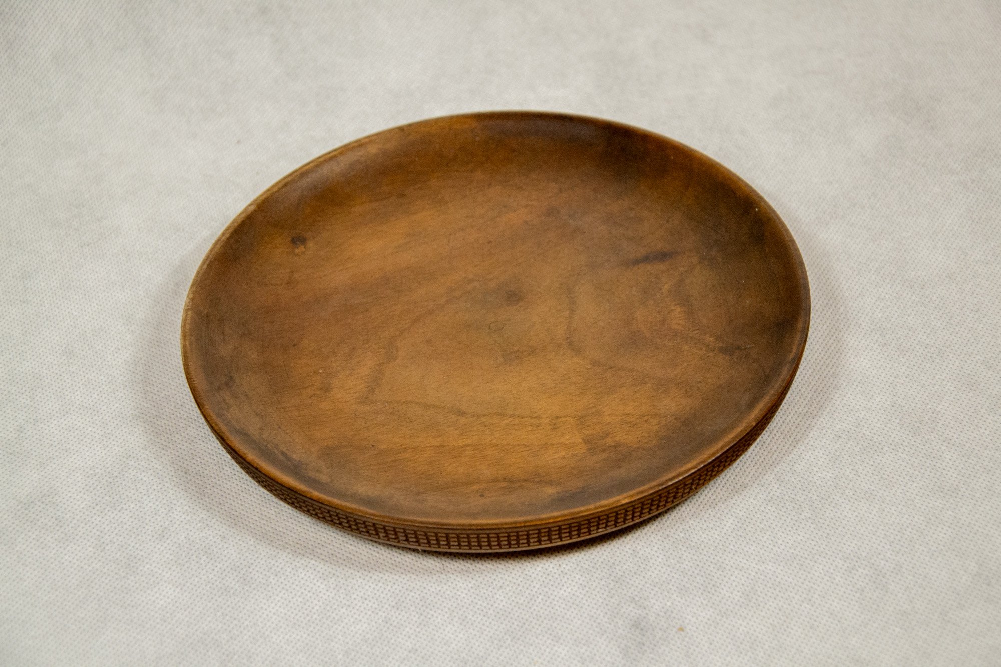 Faragott tányér (Helytörténeti Gyűjtemény és Ádám Jenő Emlékház, Szigetszentmiklós CC BY-NC-SA)