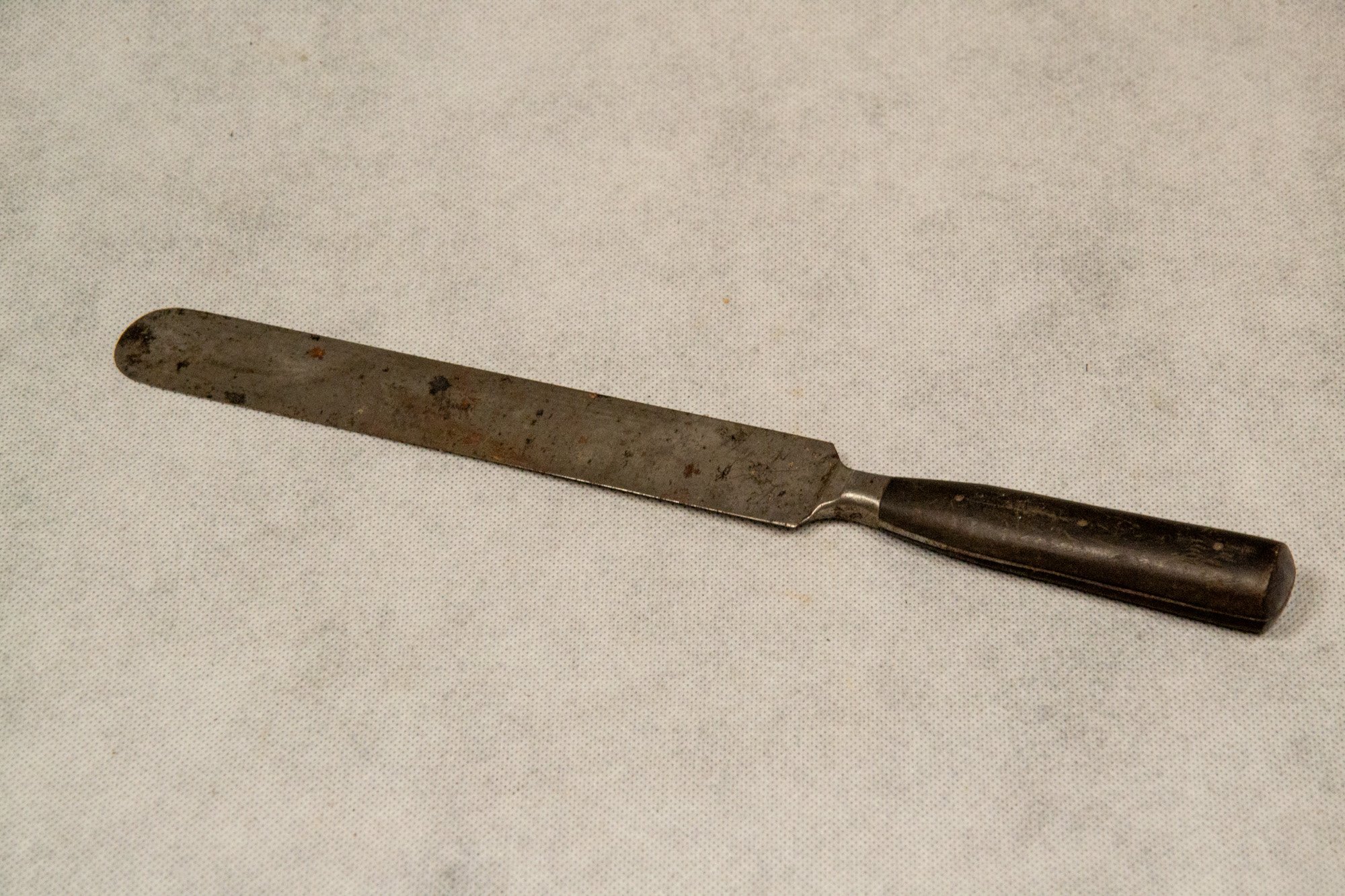Levélvágó kés (Helytörténeti Gyűjtemény és Ádám Jenő Emlékház, Szigetszentmiklós CC BY-NC-SA)