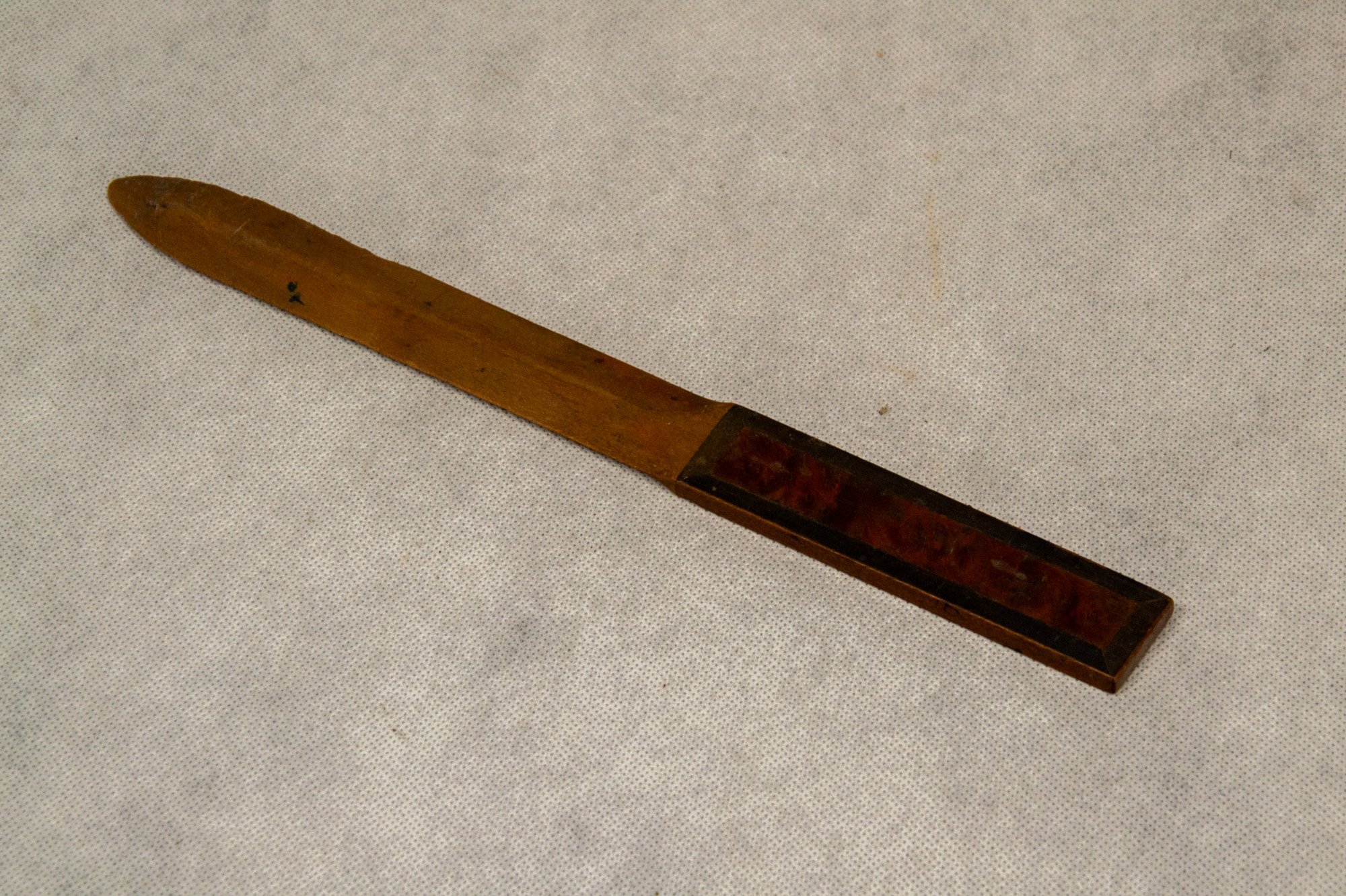 Levélvágó kés (Helytörténeti Gyűjtemény és Ádám Jenő Emlékház, Szigetszentmiklós CC BY-NC-SA)