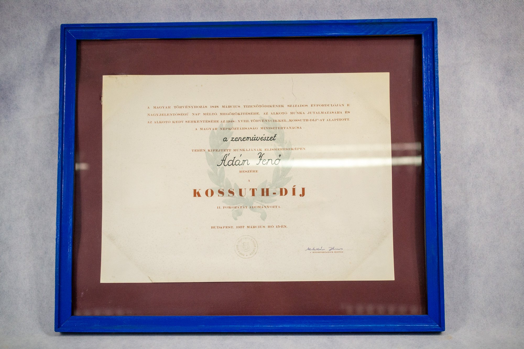 A Kossuth-díj oklevele (Helytörténeti Gyűjtemény és Ádám Jenő Emlékház, Szigetszentmiklós CC BY-NC-SA)