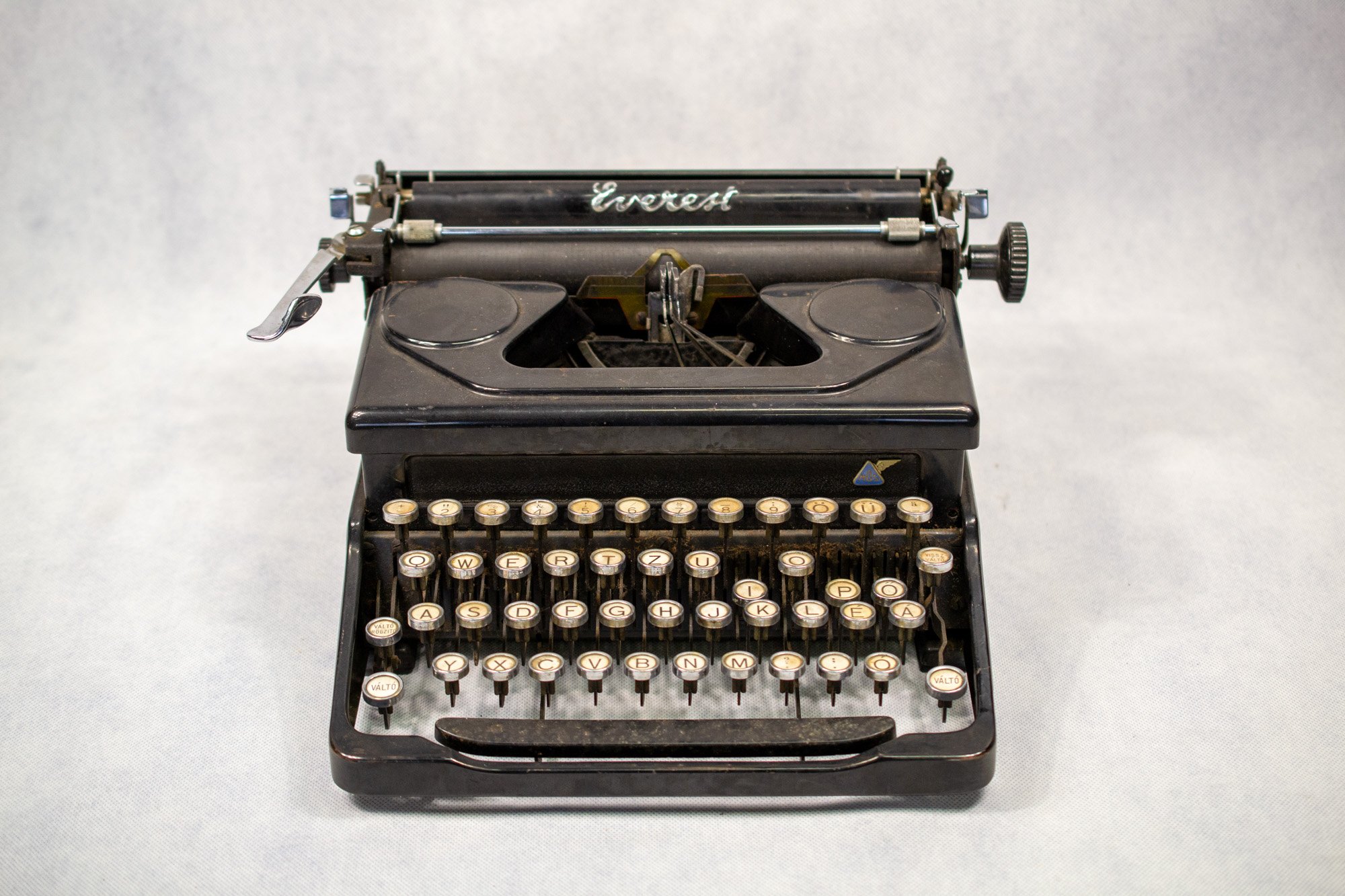 Írógép (Helytörténeti Gyűjtemény és Ádám Jenő Emlékház, Szigetszentmiklós CC BY-NC-SA)