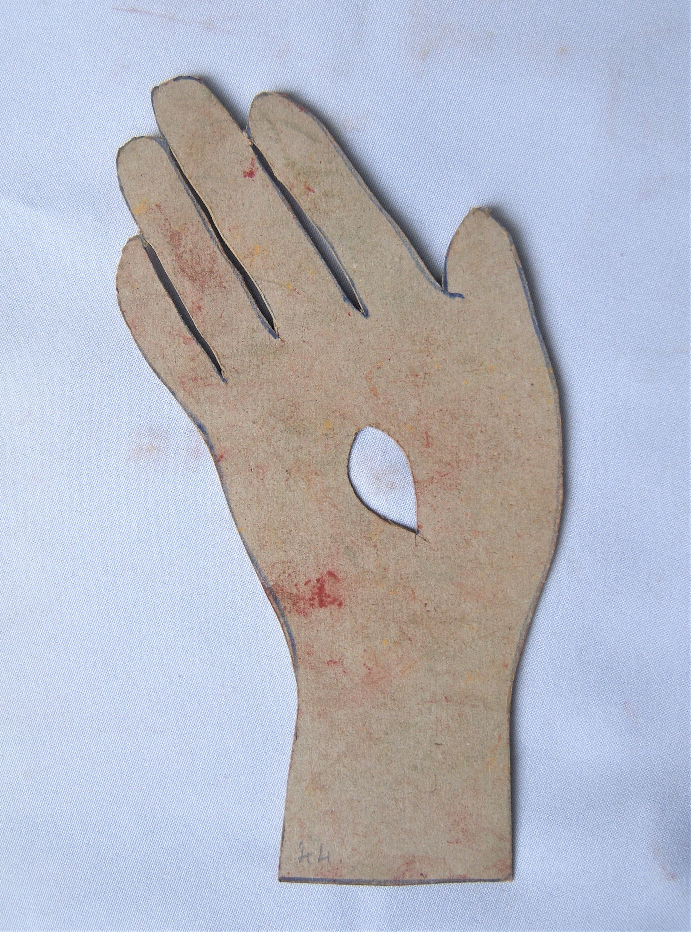 Átlyukasztott kéz - sablon (Dr. Jablonkay István Helytörténeti Gyűjtemény CC BY-NC-SA)