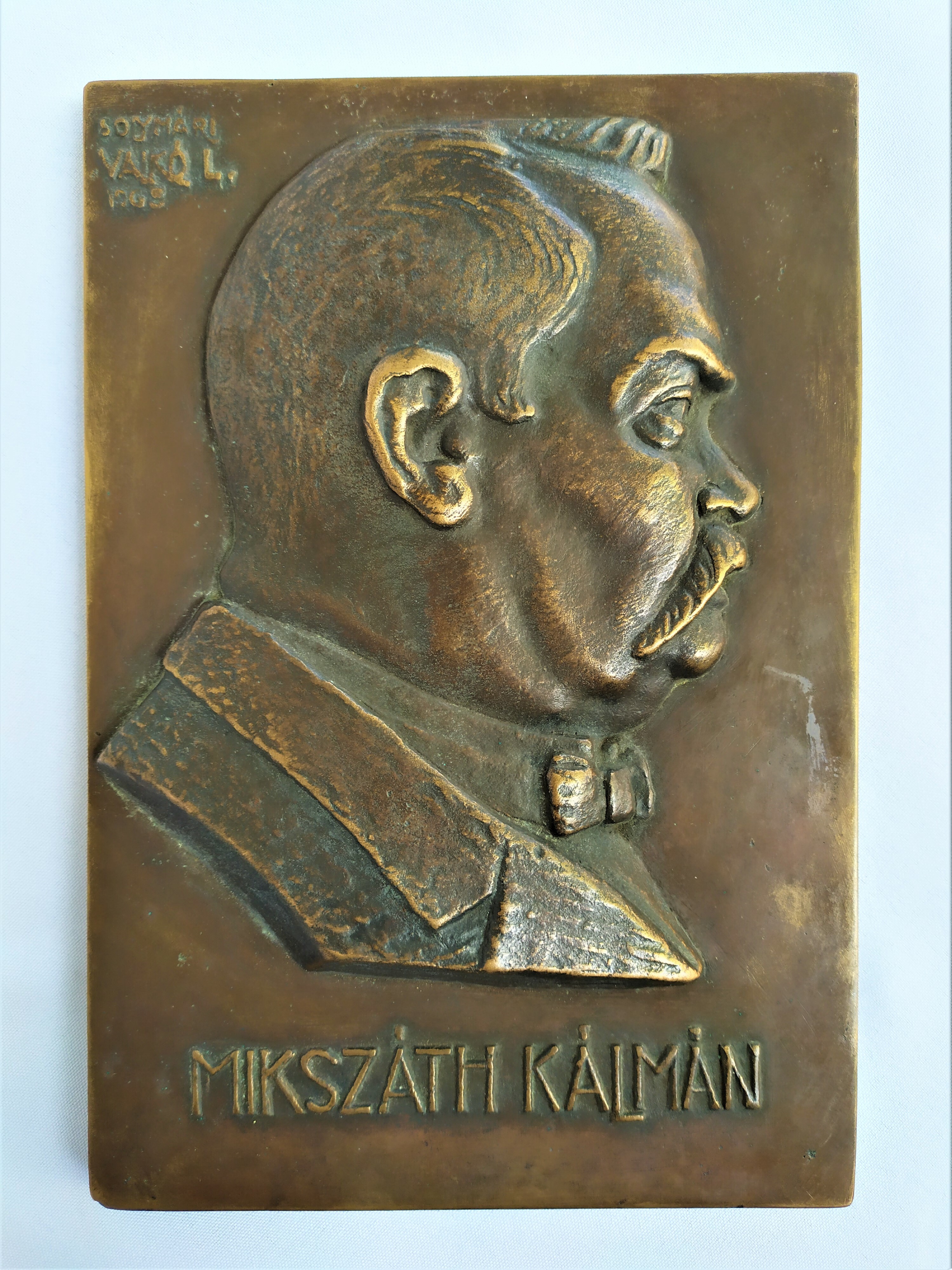 Bronz plakett - Mikszáth Kálmán (Dr. Jablonkay István Helytörténeti Gyűjtemény CC BY-NC-SA)