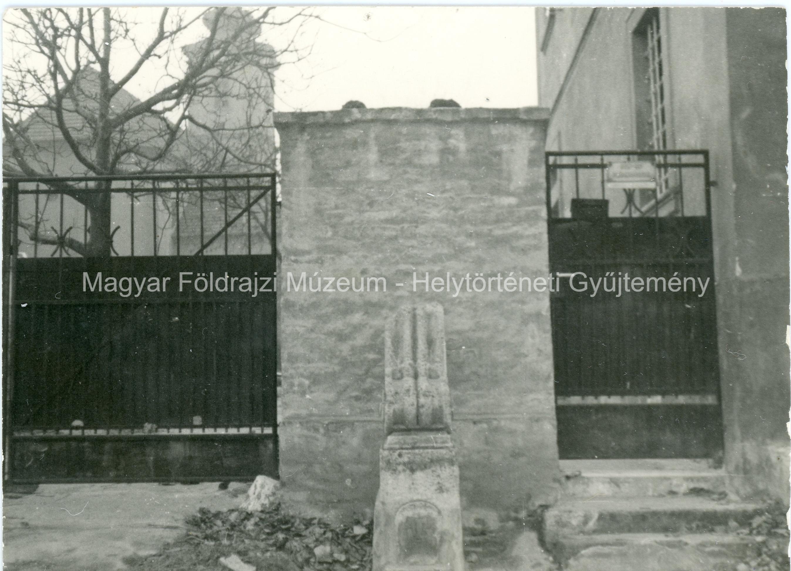 Plébánia kapuja (Magyar Földrajzi Múzeum CC BY-NC-SA)