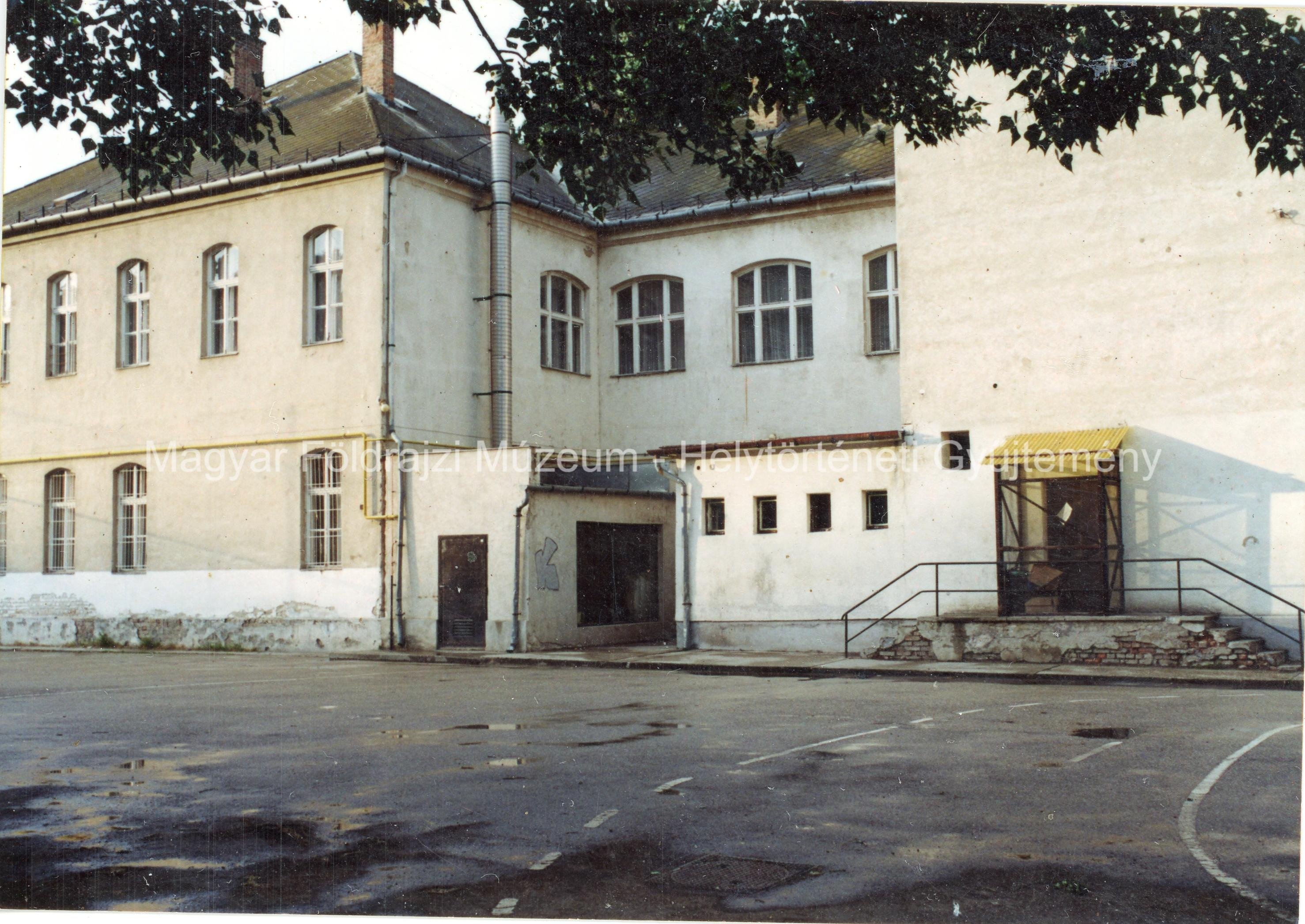 Iskolaépület (Magyar Földrajzi Múzeum CC BY-NC-SA)