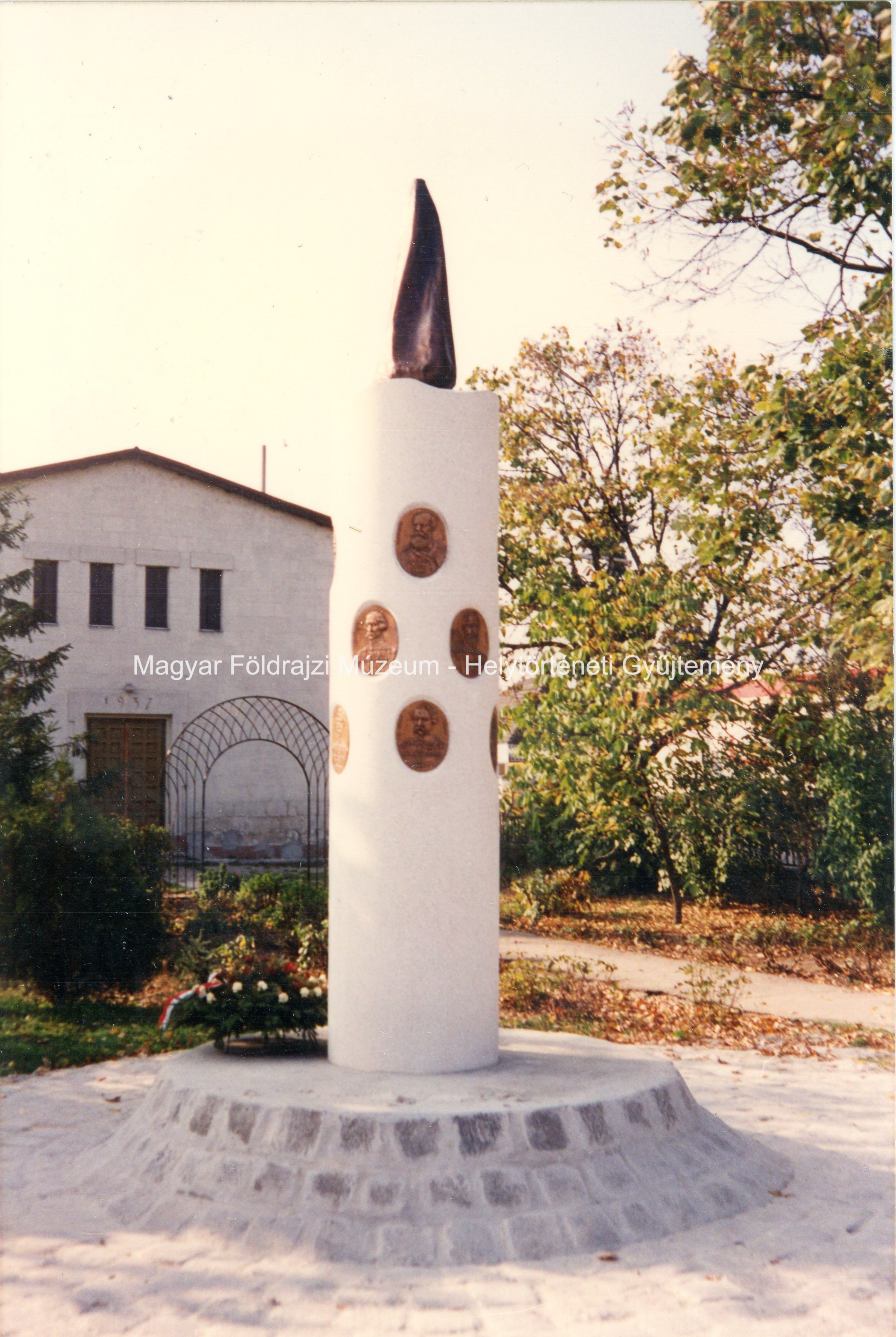 Emlékmű (Magyar Földrajzi Múzeum CC BY-NC-SA)