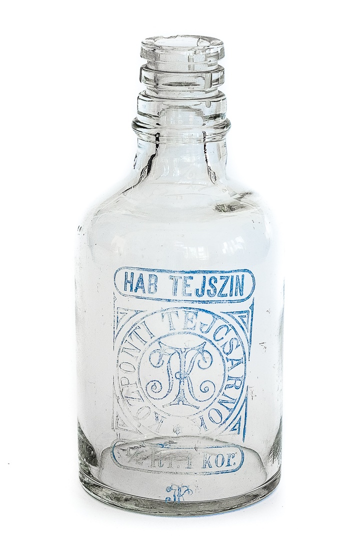 Habtejszínes üveg (Budakeszi Helytörténeti Gyűjtemény és Tájház CC BY-NC-SA)