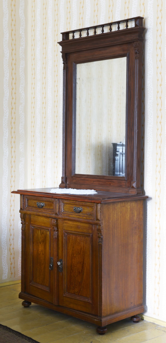 Tükrös fésülködő asztal (Vecsési Német Nemzetiségi Tájház-Heimatmuseum CC BY-NC-SA)