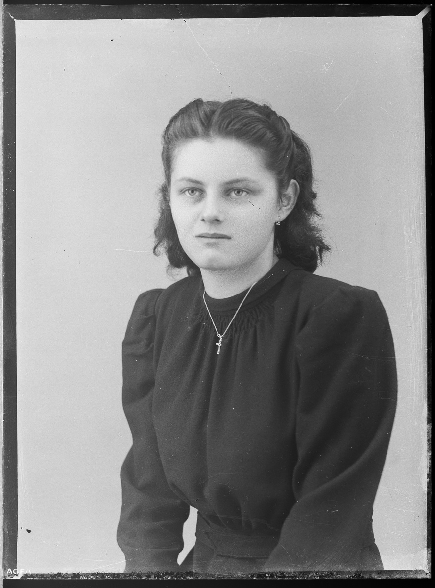 Női portré (Budakeszi Helytörténeti Gyűjtemény és Tájház CC BY-NC-SA)