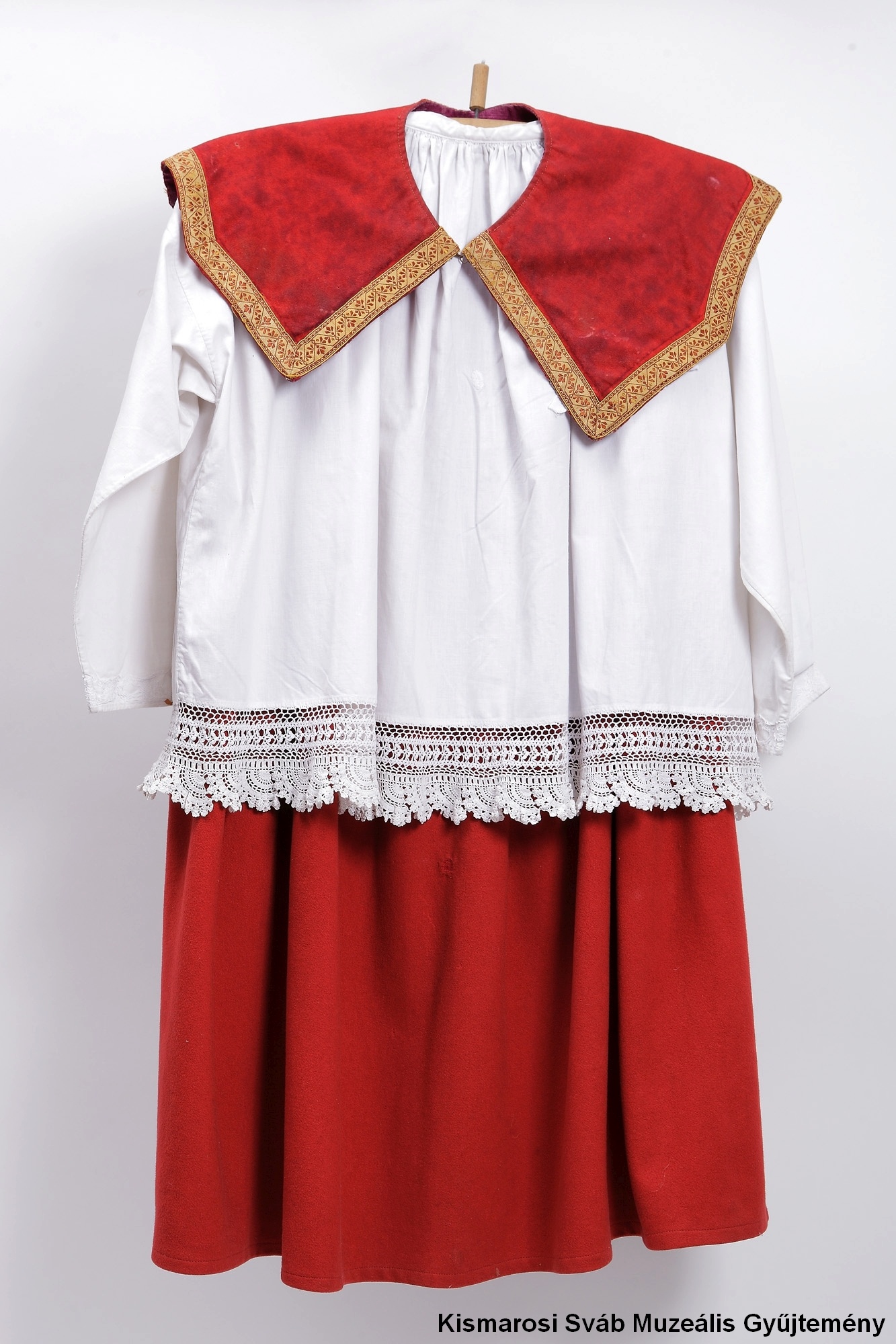 Ministráns ruha (Kismarosi Sváb Muzeális Gyűjtemény RR-F)