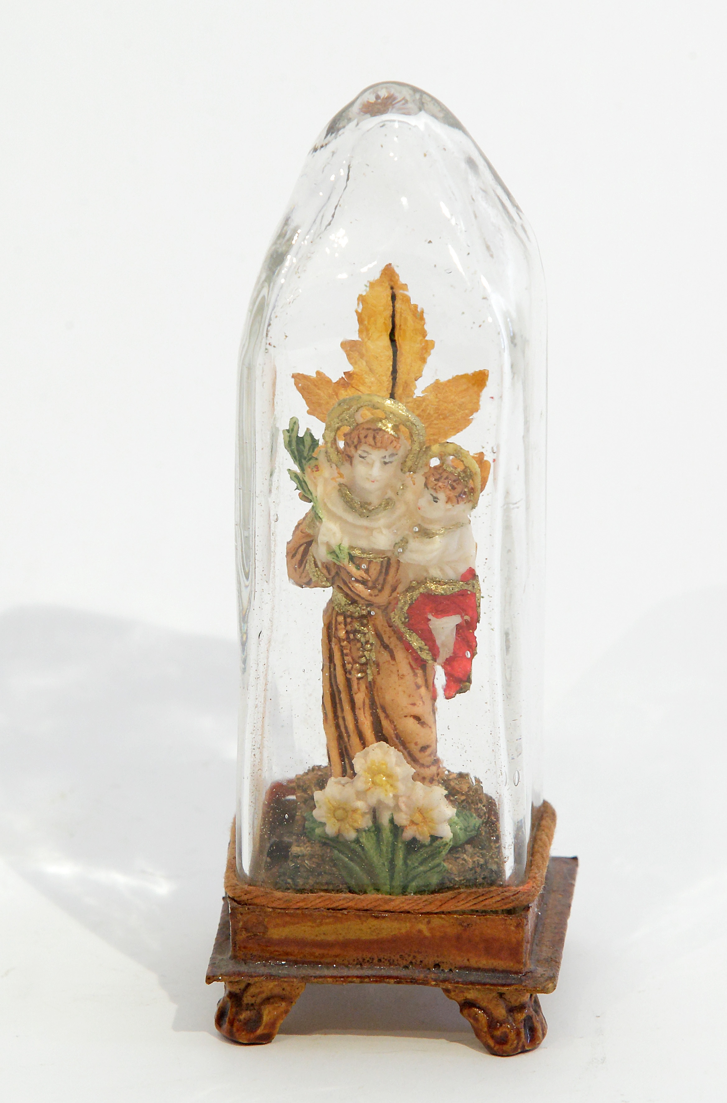 Szent erzsébet a kis jézussal szobor üvegbúrában (Ceglédberceli Falumúzeum CC BY-NC-SA)