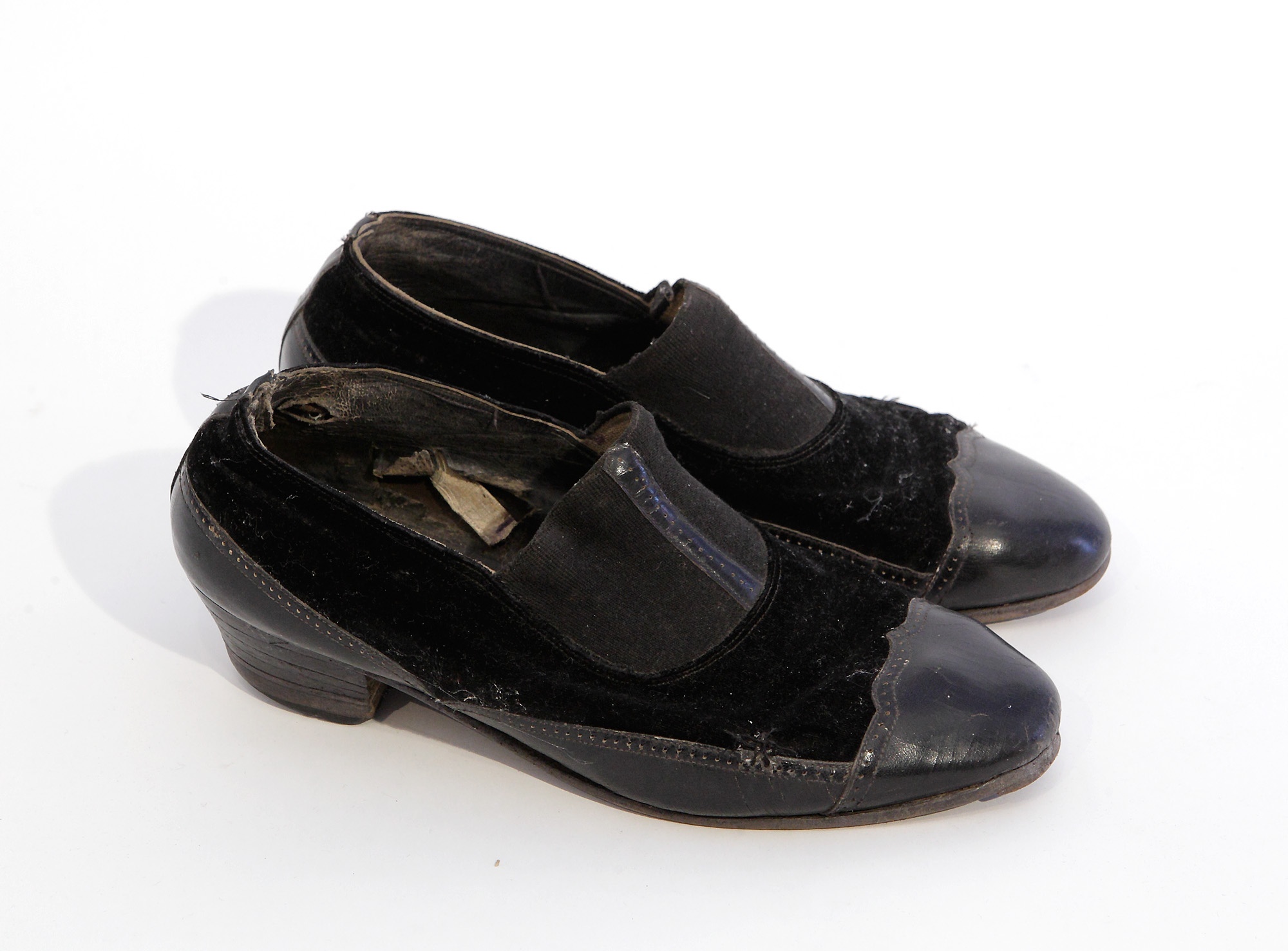 Jobblábas női cipő  /  Számád Kamad Sueh (Ceglédberceli Falumúzeum CC BY-NC-SA)