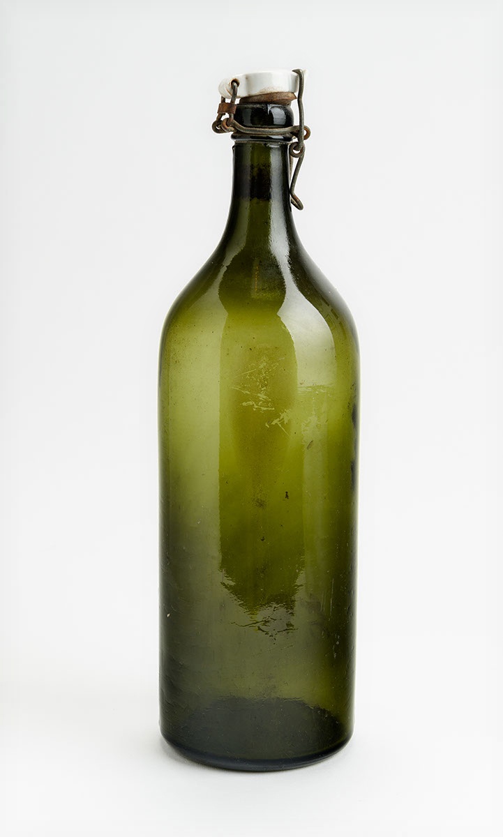 Csatos üveg (Falumúzeum Iklad CC BY-NC-SA)