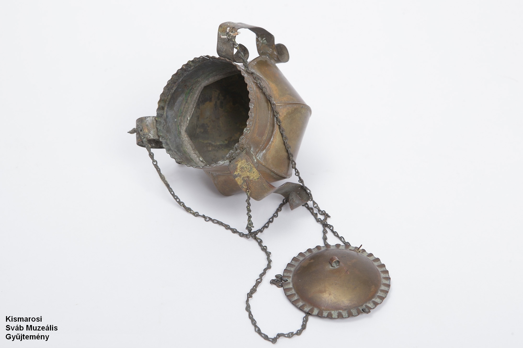 Függő mécsestartó; An Ketten hängende Leuchte; (Kismarosi Sváb Muzeális Gyűjtemény RR-F)