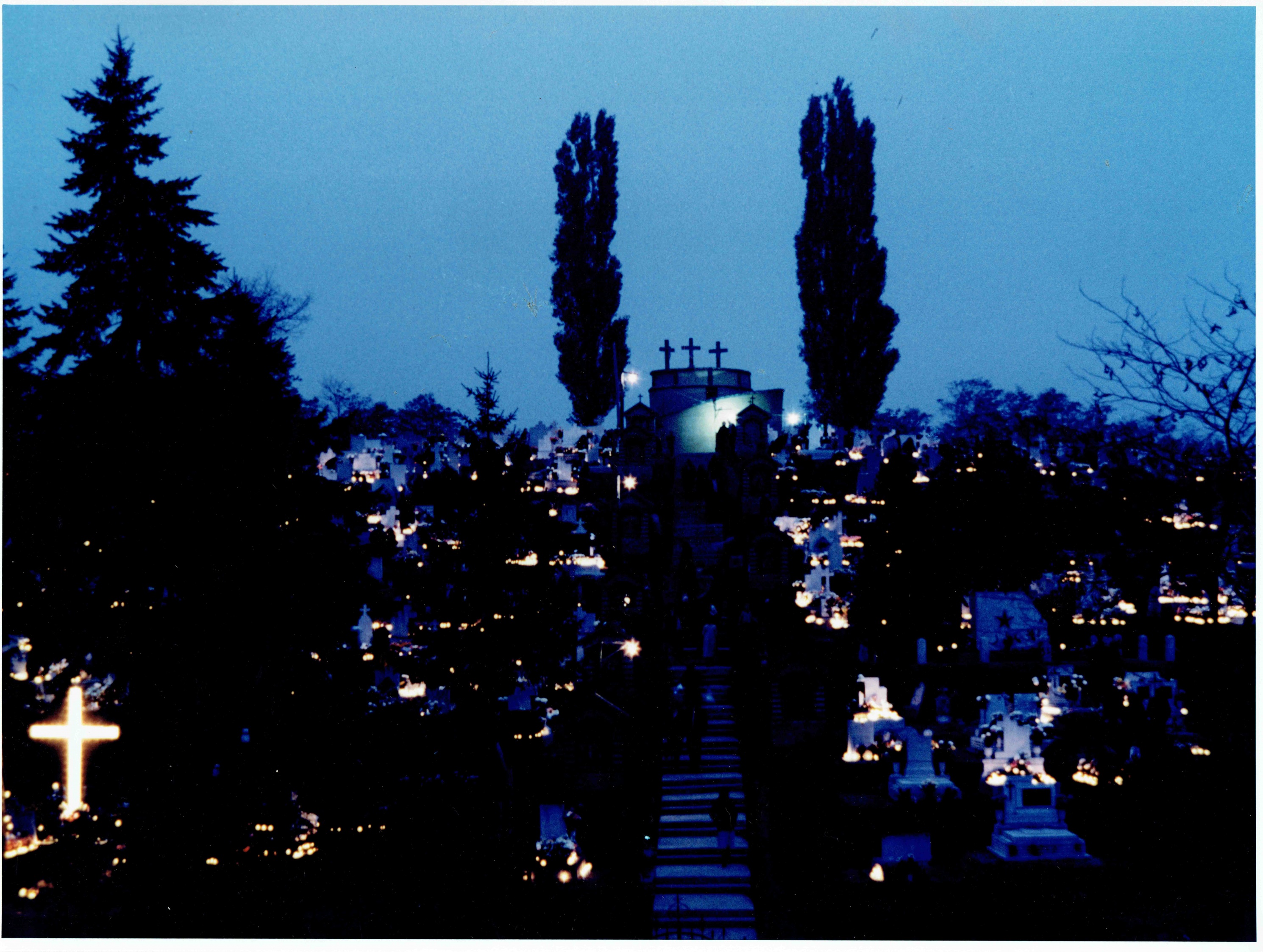 Kresz Albert: Mogyoródi temető este Halottak napján (Petőfi Közérdekű Muzeális Gyűjtemény (Aszód Városi Kulturális Központ) CC BY-NC-SA)