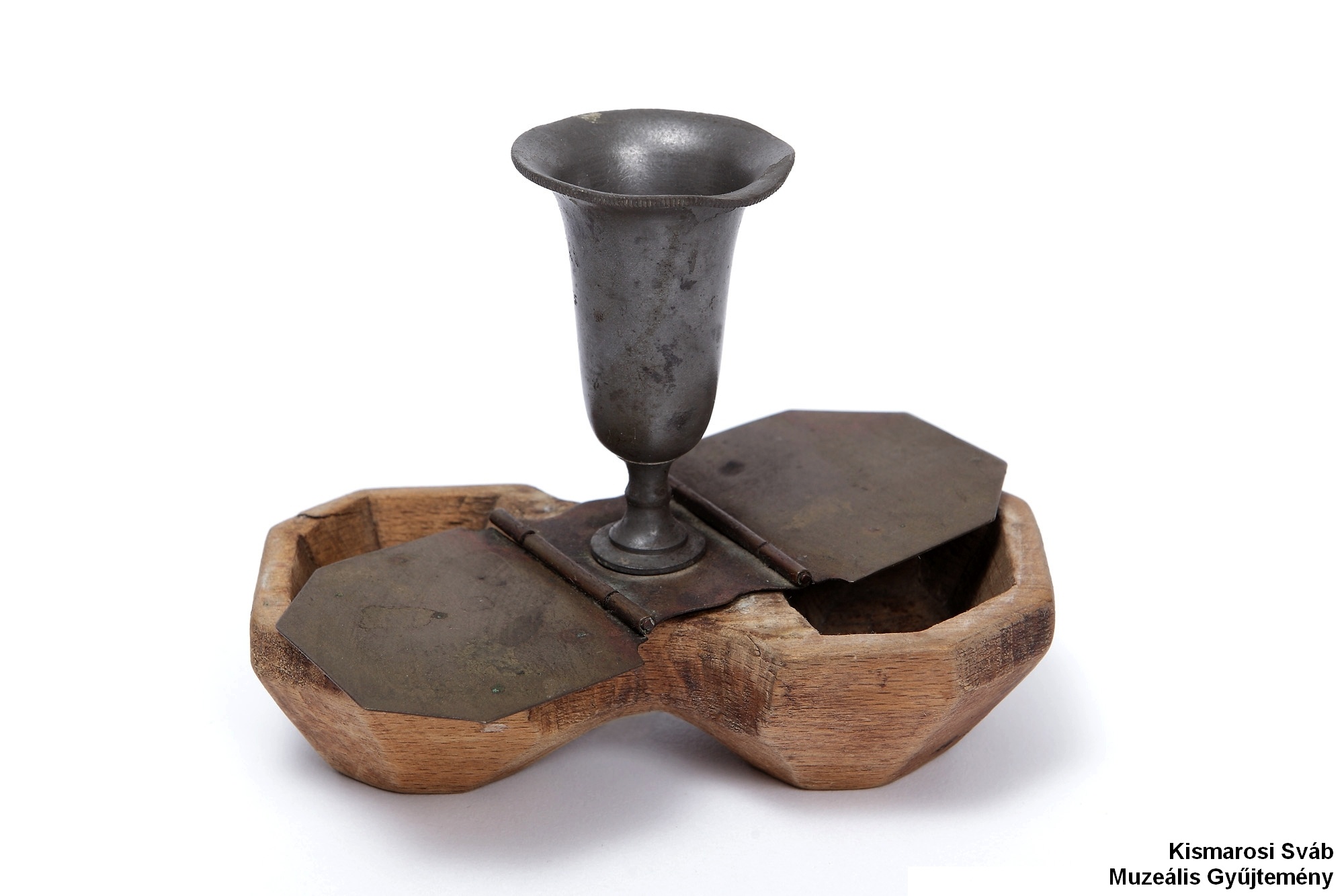 Asztali sótartó (fogpiszkálótartóval); Salzmenage (mit Zahnstocheraufsatz); (Kismarosi Sváb Muzeális Gyűjtemény RR-F)