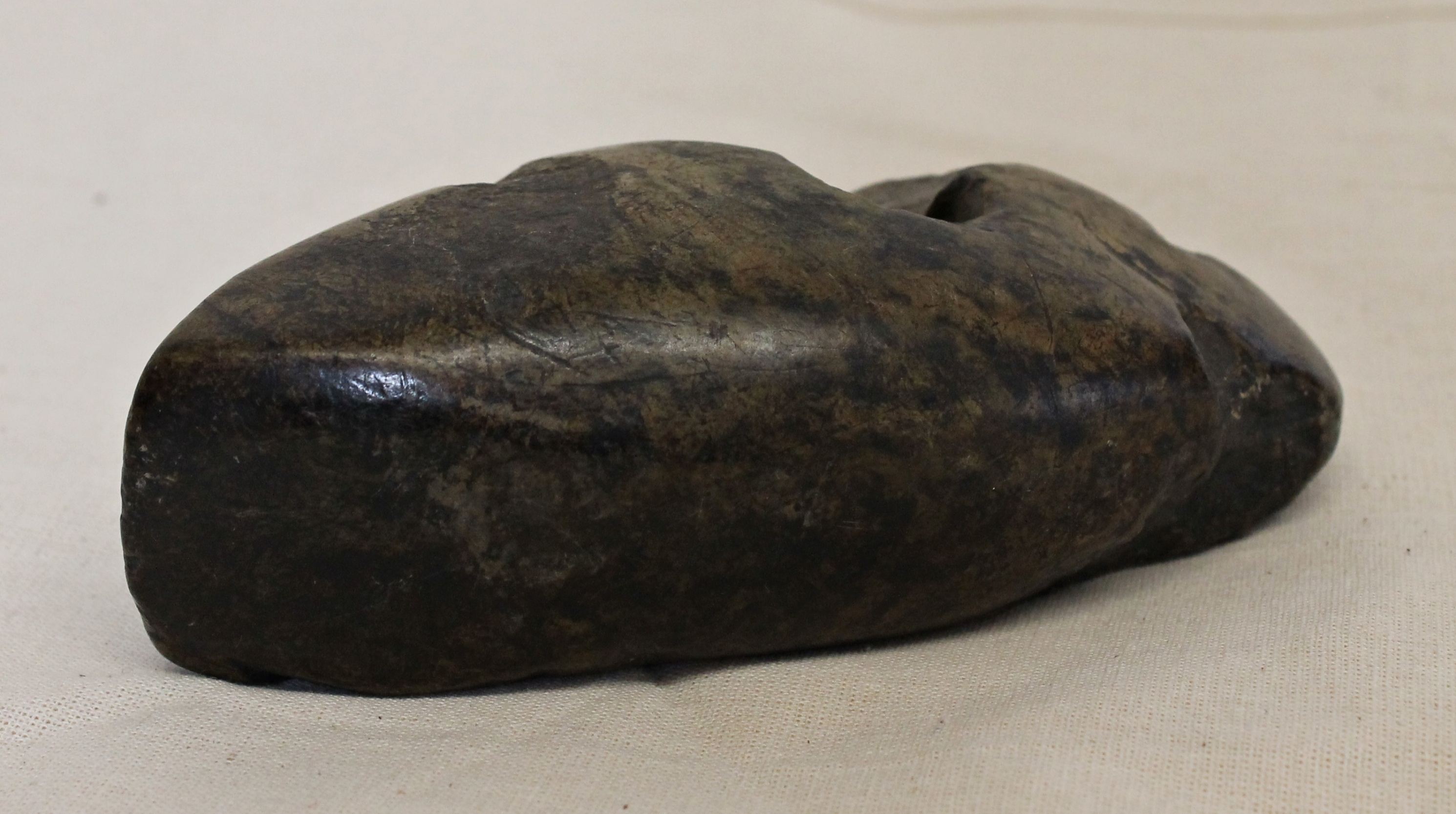 Csiszolt kőbalta (Isaszegi Múzeumi Kiállítóhely (Falumúzeum) CC BY-NC-SA)