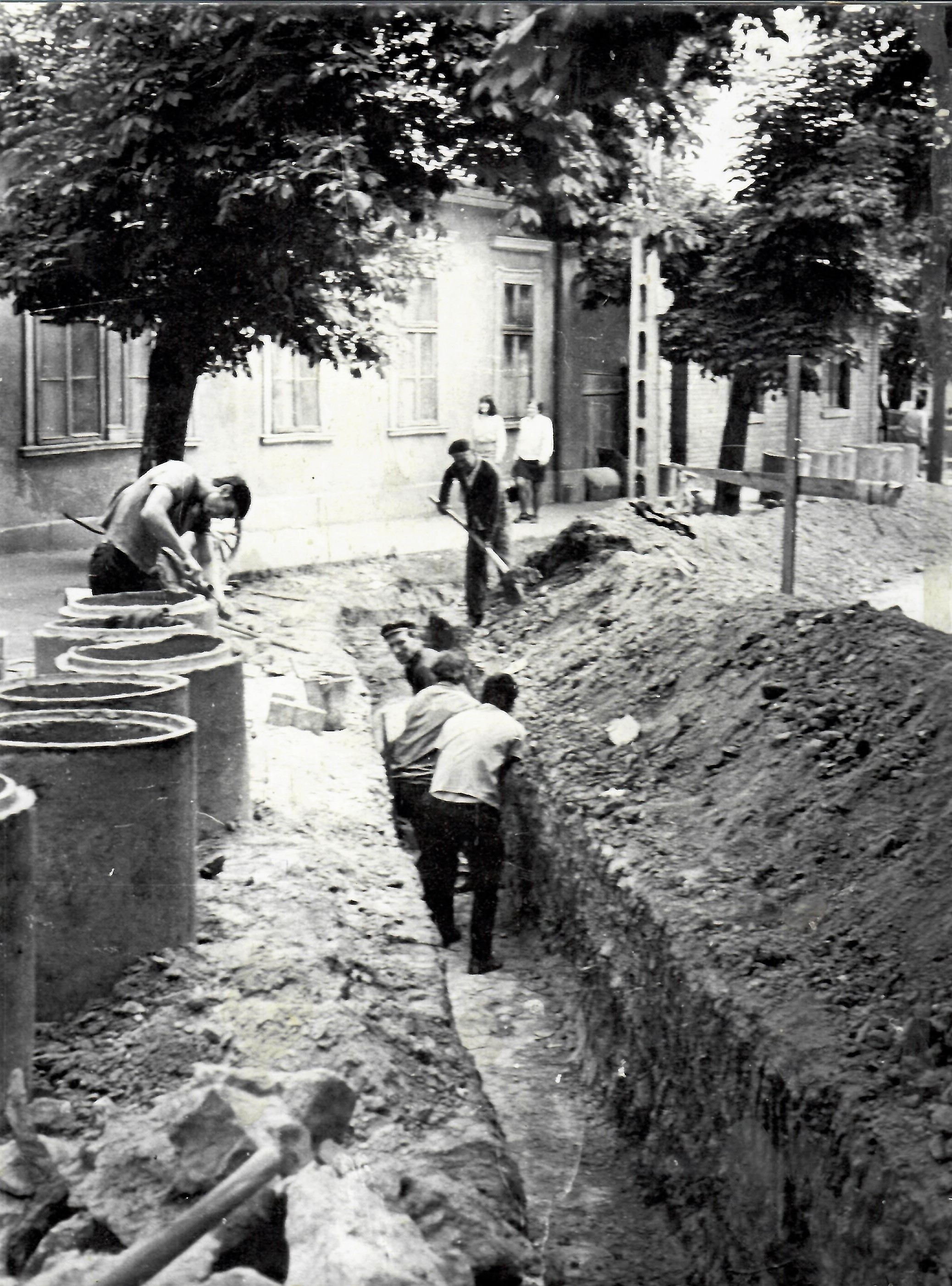 Csatorna ásás (Dr. Jablonkay István Helytörténeti Gyűjtemény CC BY-NC-SA)