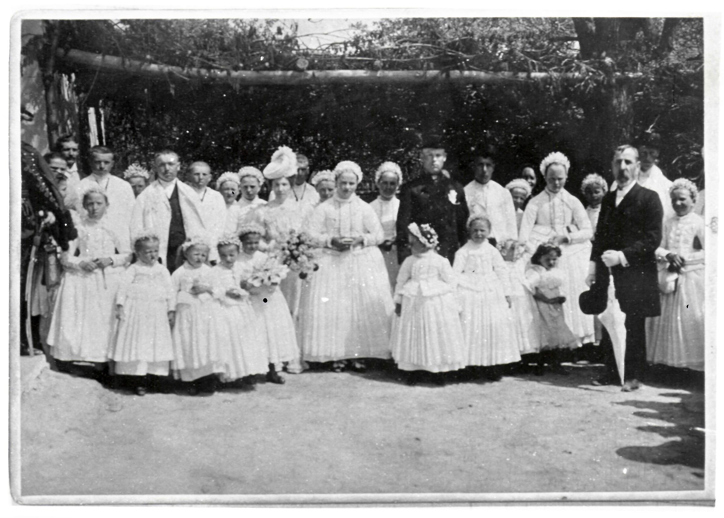 Rózsaesküvő - csoportkép (Dr. Jablonkay István Helytörténeti Gyűjtemény CC BY-NC-SA)
