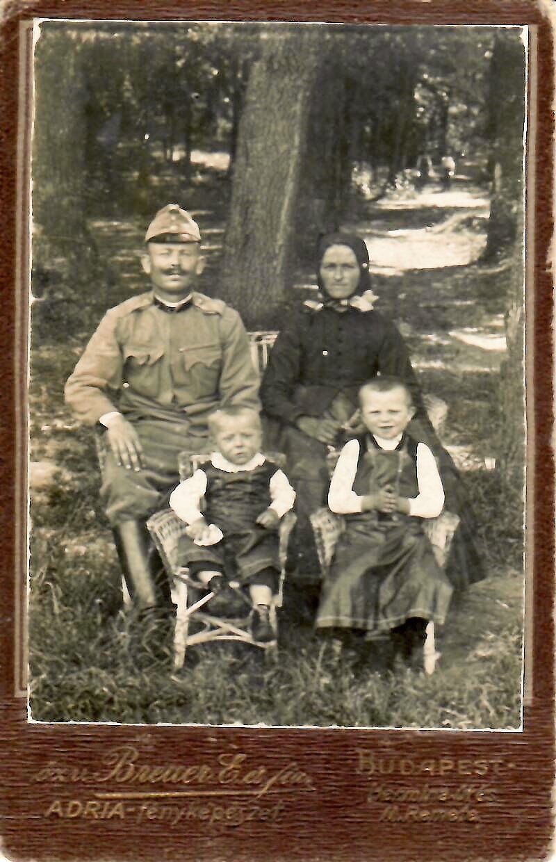 Gróf János és családja (Dr. Jablonkay István Helytörténeti Gyűjtemény CC BY-NC-SA)