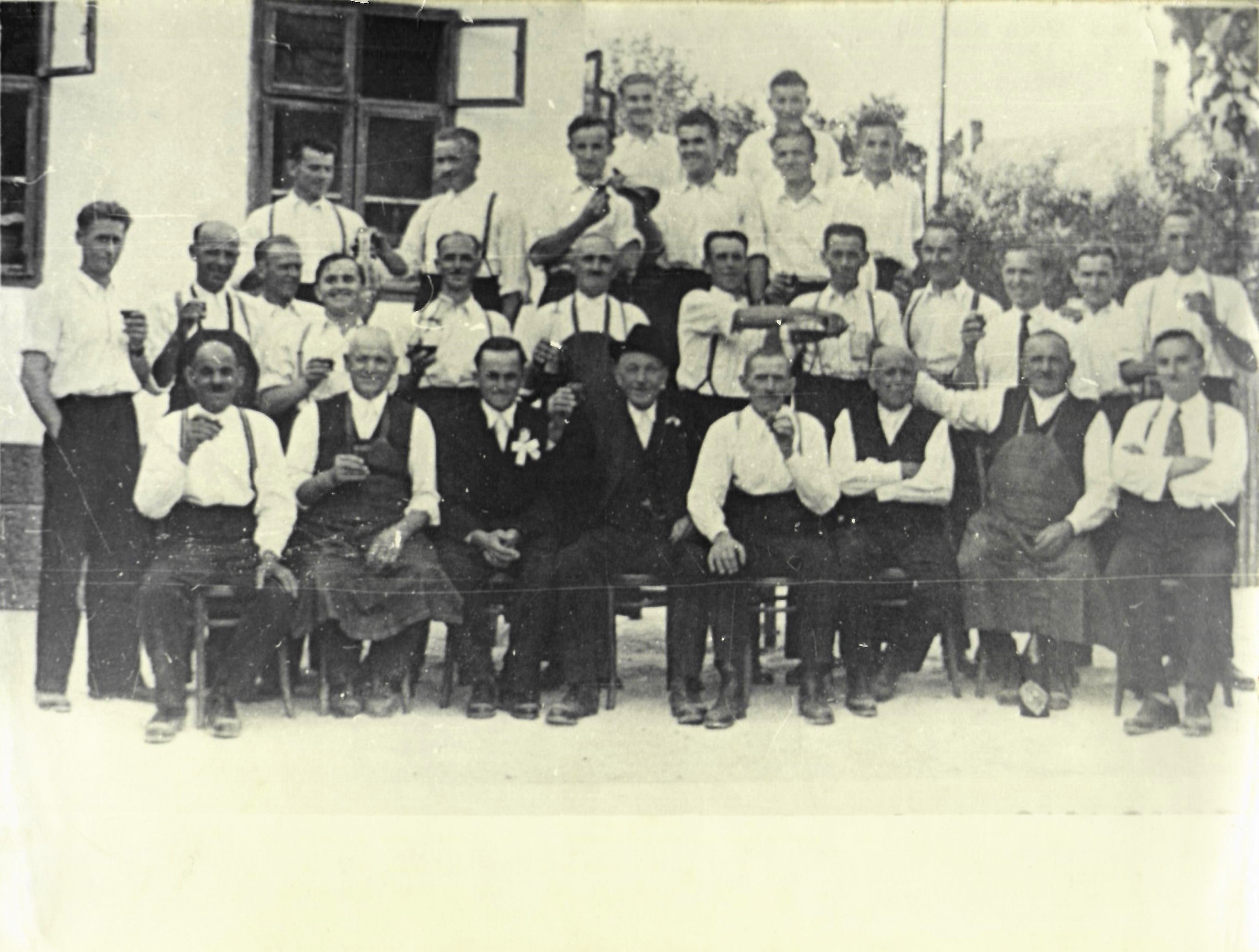 Poharazó férfiak (Dr. Jablonkay István Helytörténeti Gyűjtemény CC BY-NC-SA)