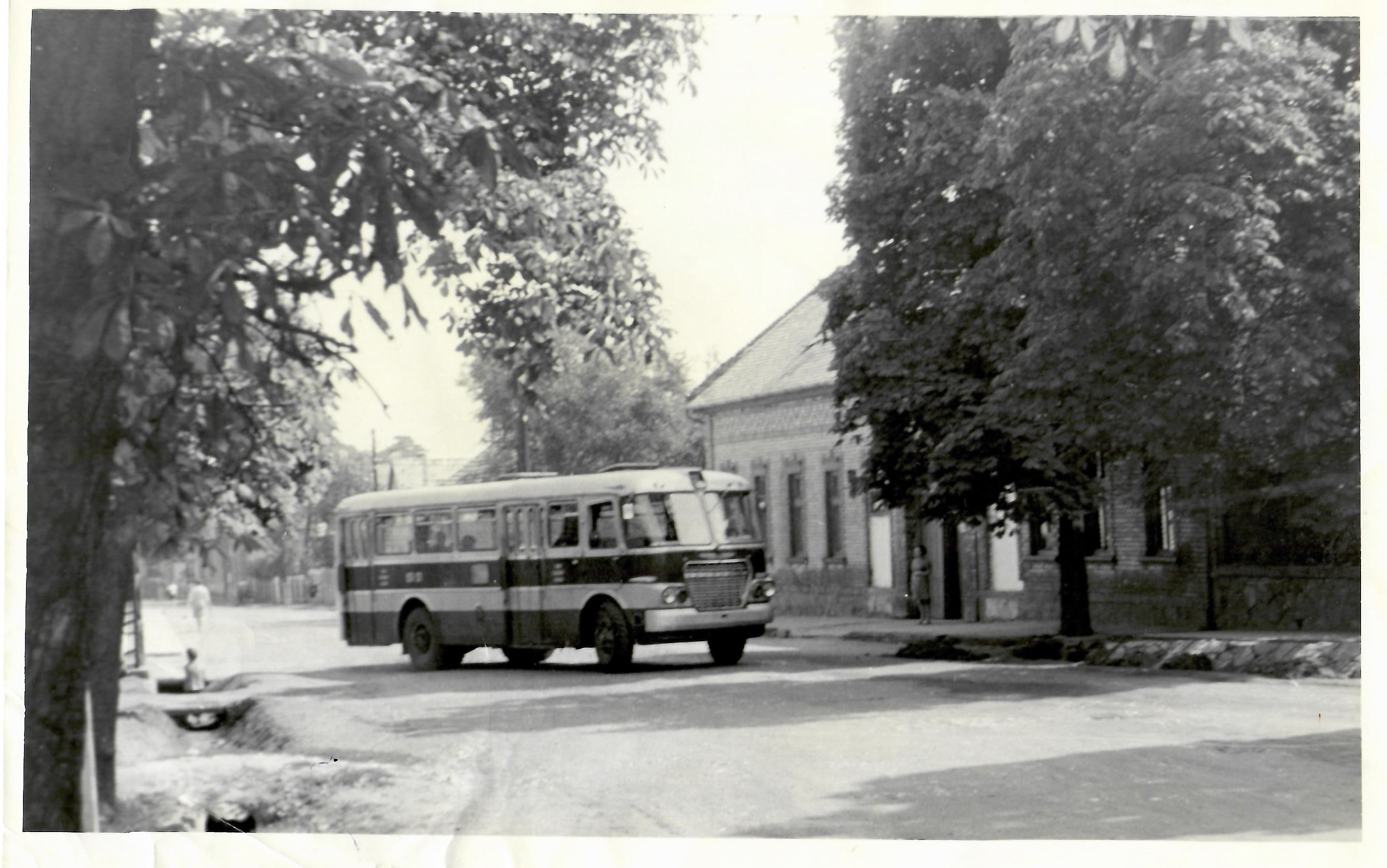 Autóbusz a Templom téren (Dr. Jablonkay István Helytörténeti Gyűjtemény CC BY-NC-SA)