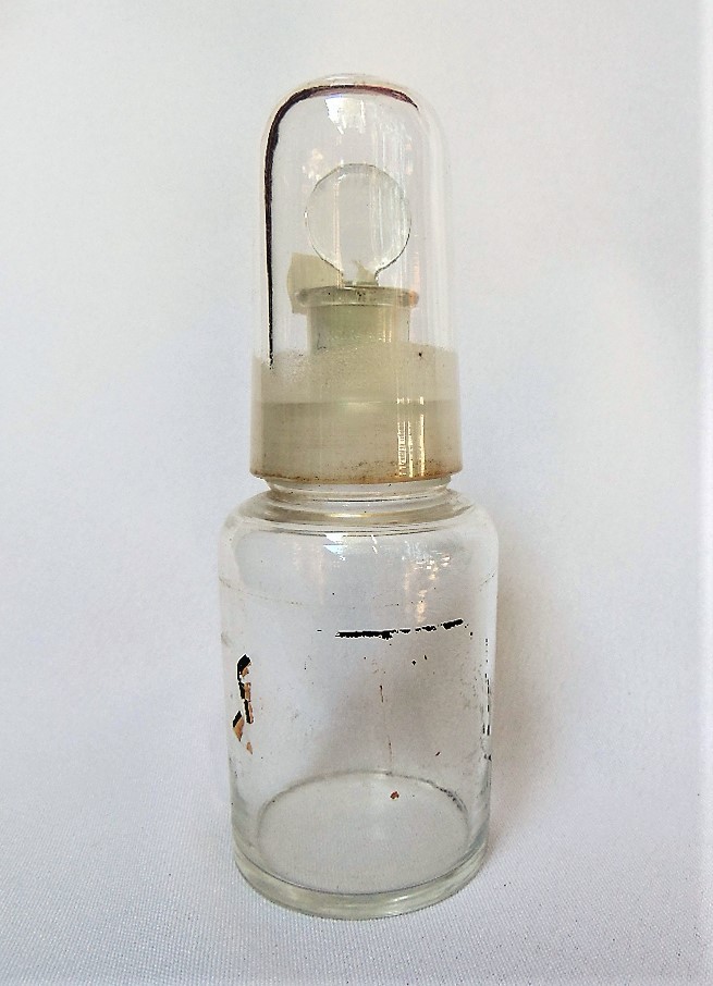 Patikaüveg dugóval, kupakkal (Dr. Jablonkay István Helytörténeti Gyűjtemény CC BY-NC-SA)