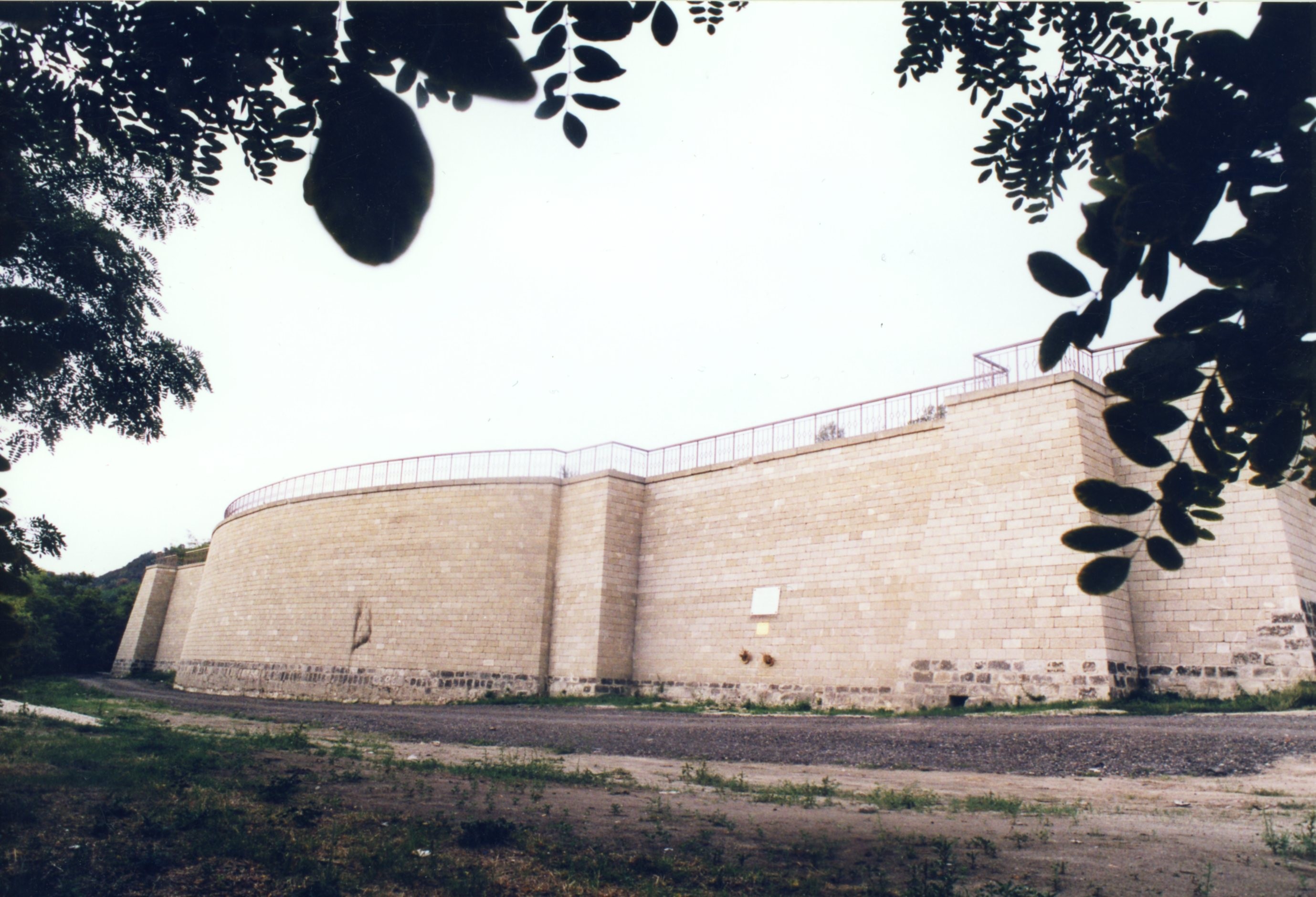 Egykori Sina-kastély támfala. (Magyar Földrajzi Múzeum CC BY-NC-SA)