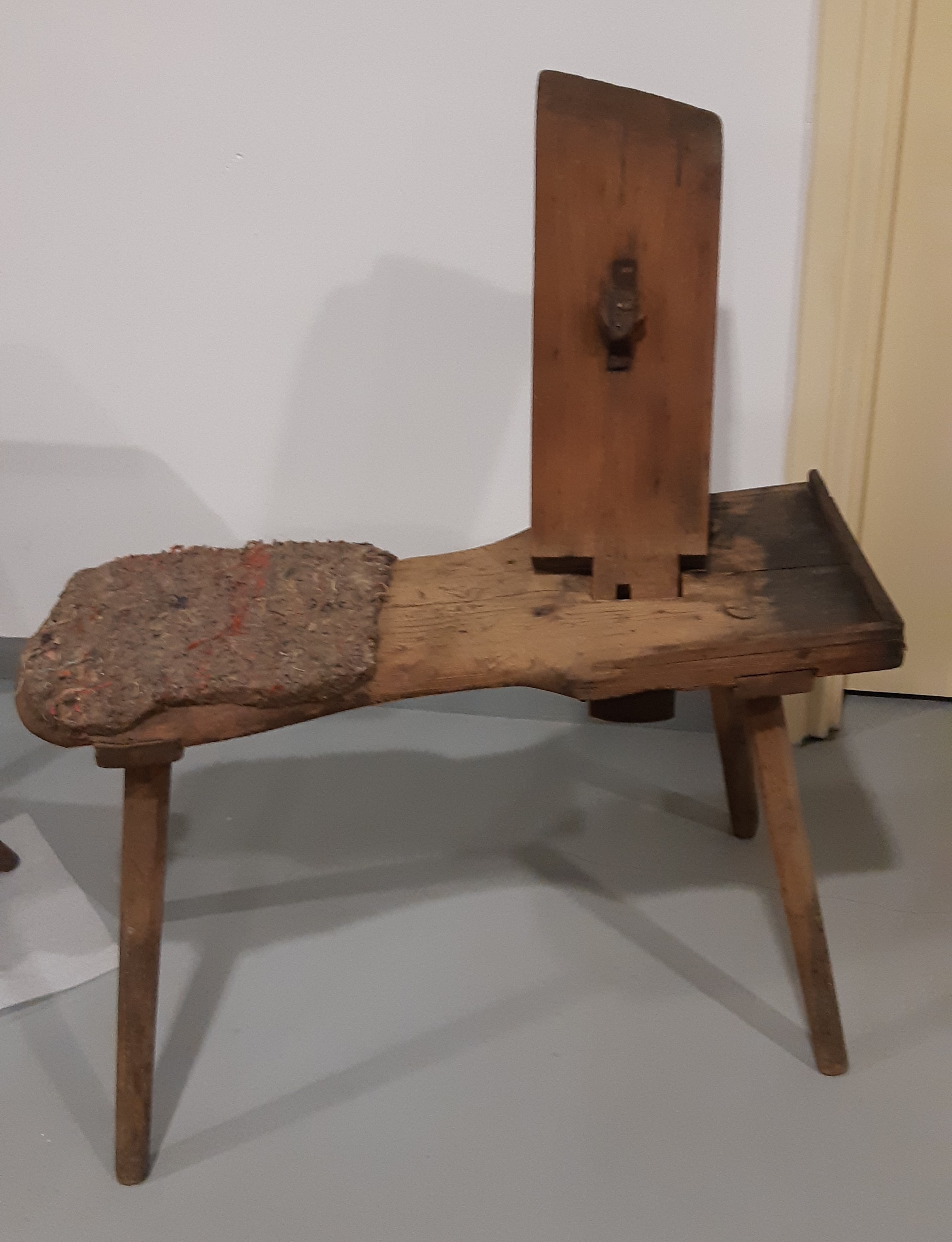 Csikó - bőrvarró szék (Matrica Múzeum Százhalombatta CC BY-NC-SA)