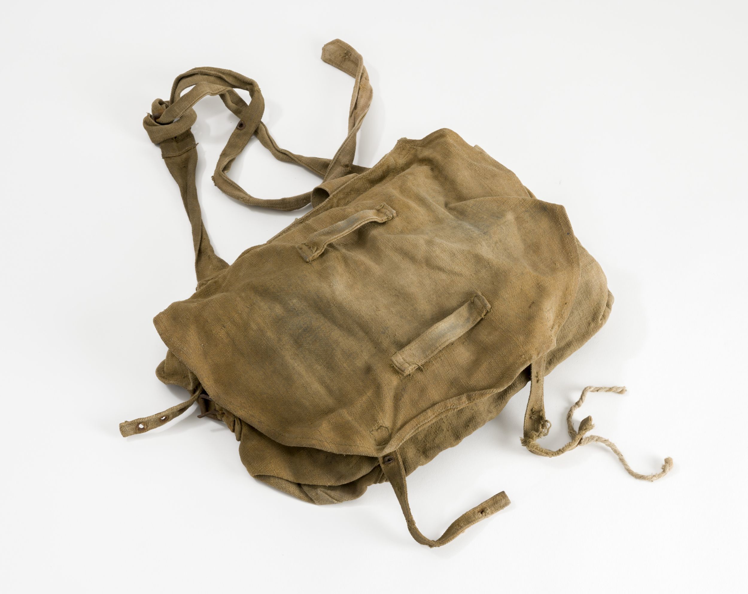 Első világháborús katonai gázálarc hátizsák (Ferenczy Múzeumi Centrum CC BY-NC-SA)