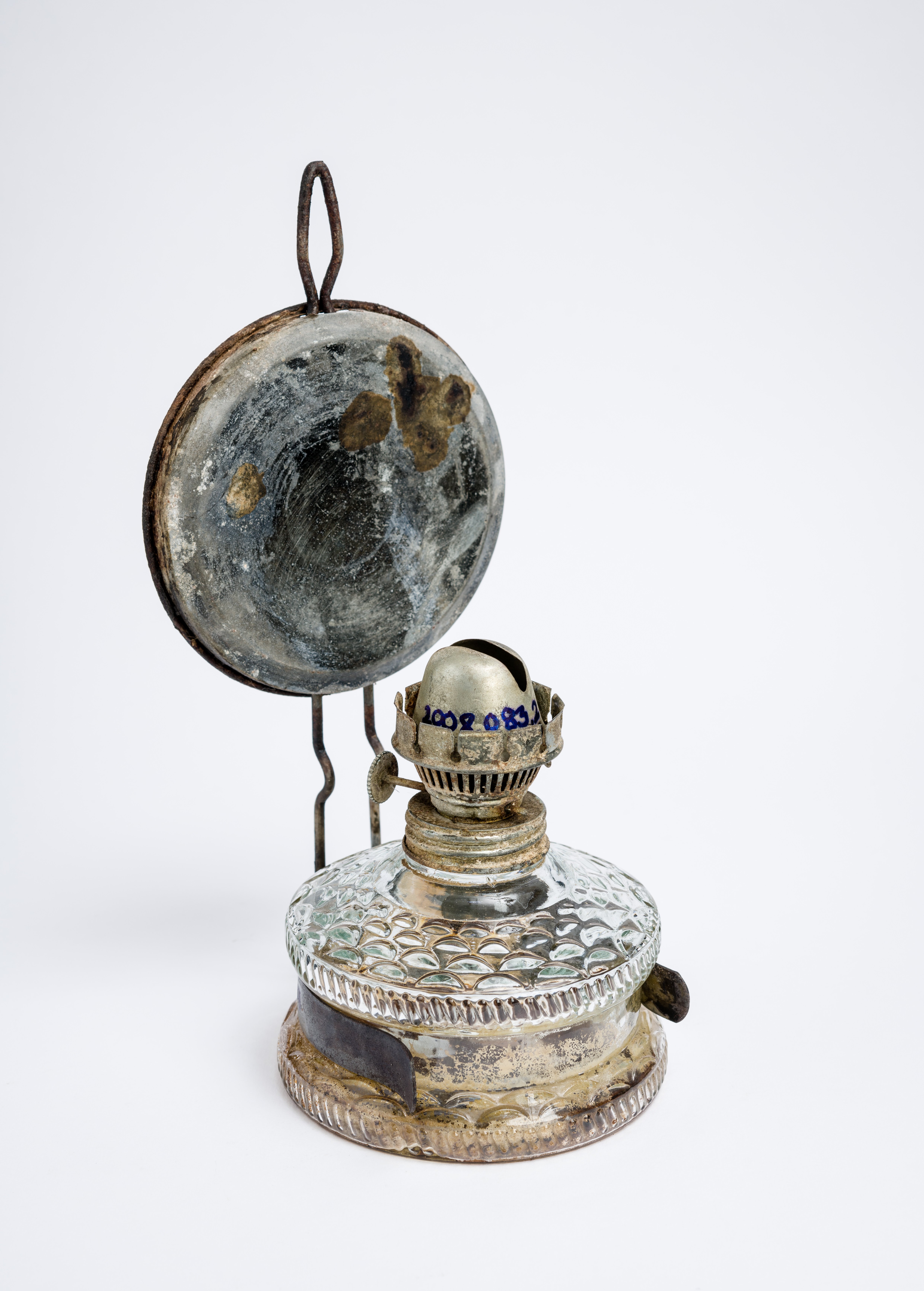 Petróleumlámpa akasztója és fényvetője (Budaörsi Bleyer Jakab Heimatmuseum CC BY-NC-SA)