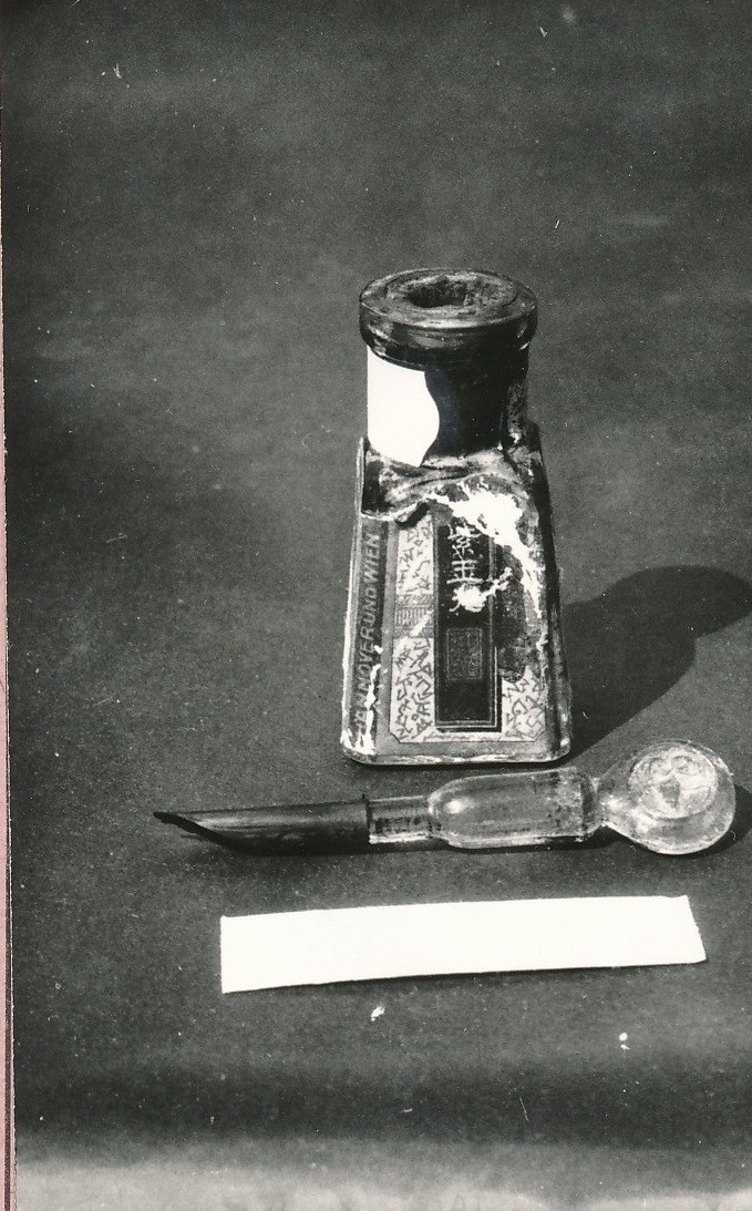 Tintásüveg, gyári, üvegszárú tustoll (Ferenczy Múzeumi Centrum CC BY-NC-SA)