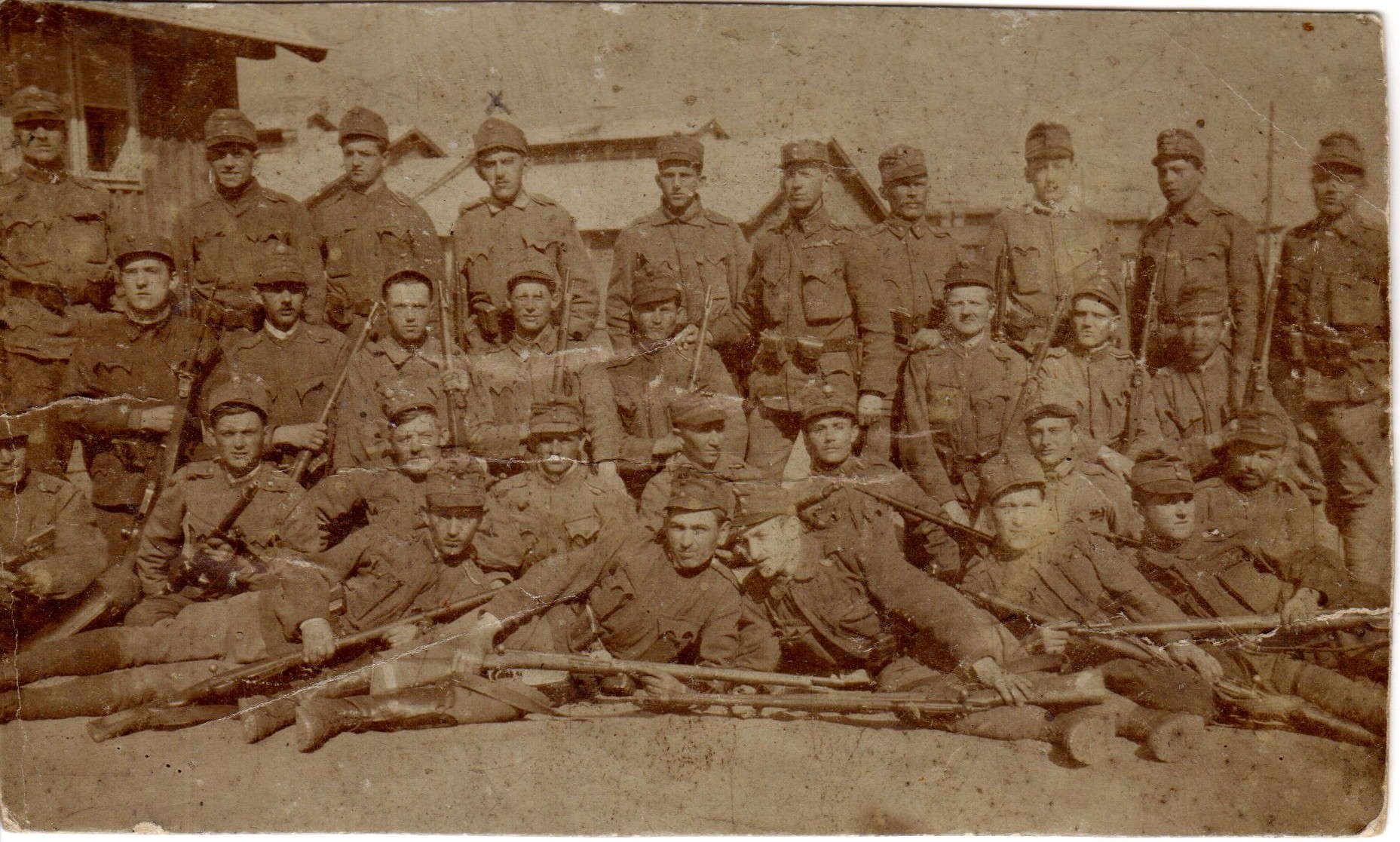 Csoportfénykép katonákról az első világháború idején (Ferenczy Múzeumi Centrum CC BY-NC-SA)