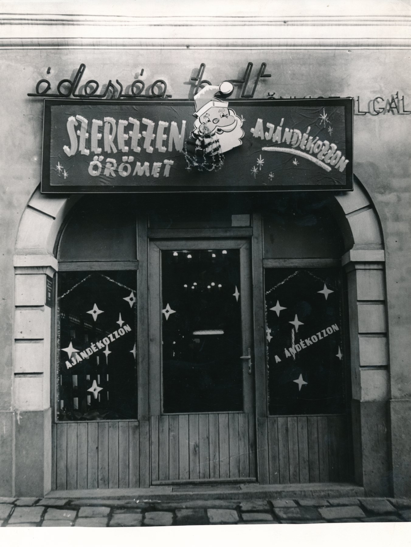Szentendrei édességboltról készült fénykép (Ferenczy Múzeumi Centrum CC BY-NC-SA)