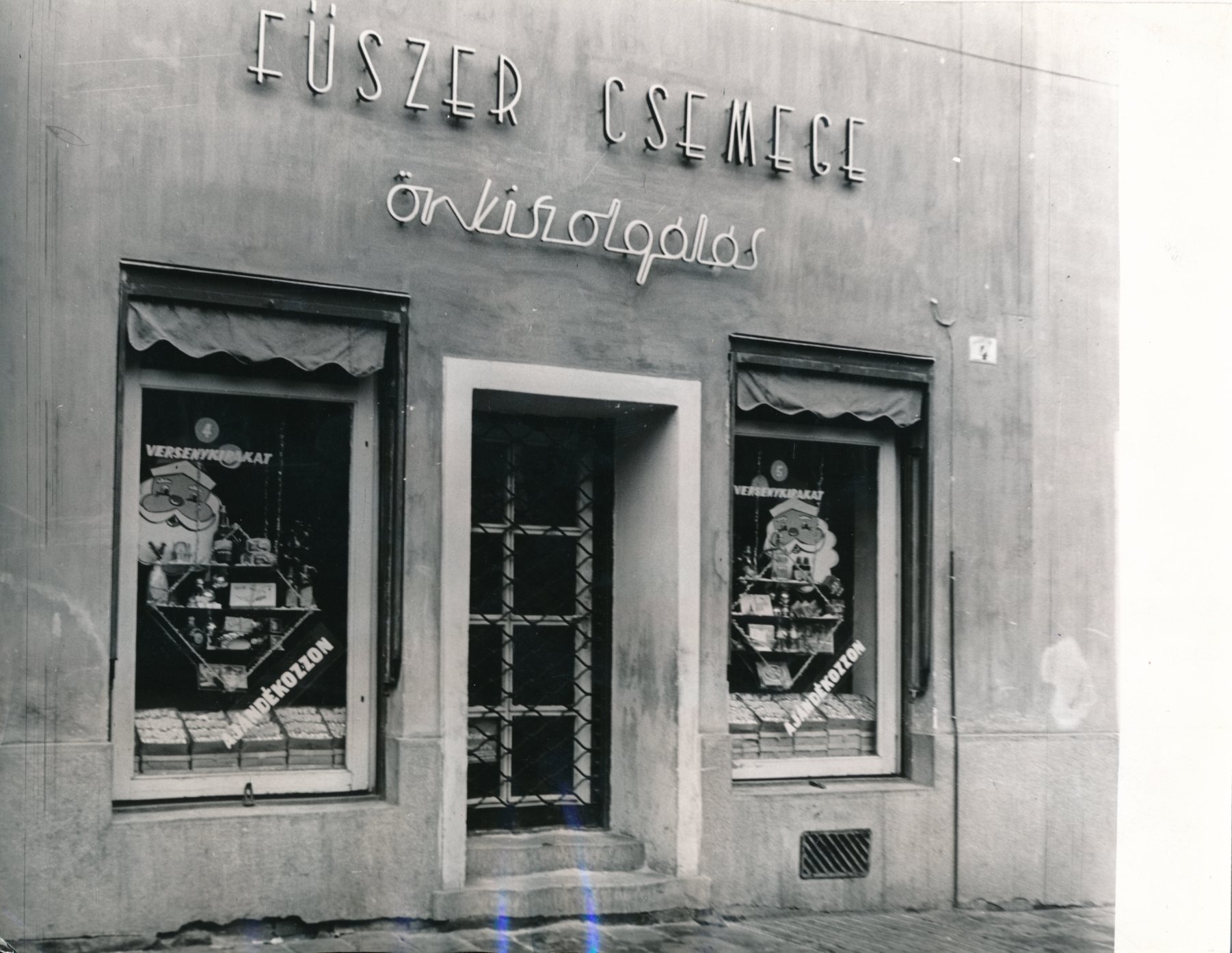 Szentendrei fűszer és csemege üzletről készült fénykép (Ferenczy Múzeumi Centrum CC BY-NC-SA)