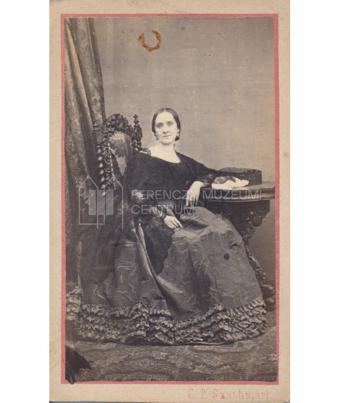 Középkorú nőt ábrázoló vizitkártya. (Ferenczy Múzeumi Centrum CC BY-NC-SA)
